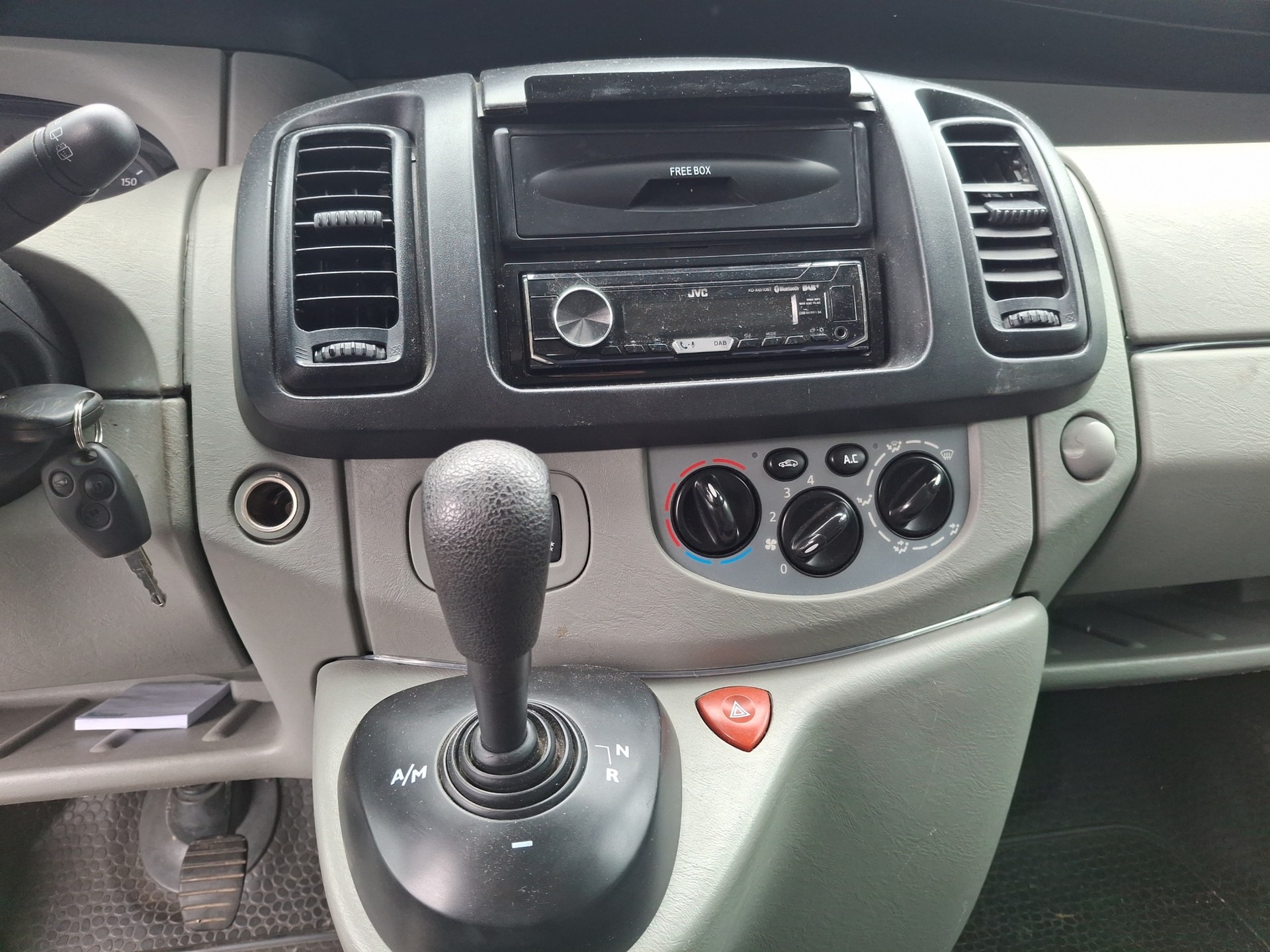 RENAULT Trafic 2.0 dCi 115 A 2.9t L2H2-image-6