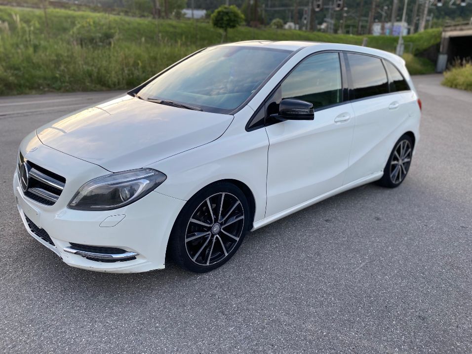 MERCEDES-BENZ B 180-image-0