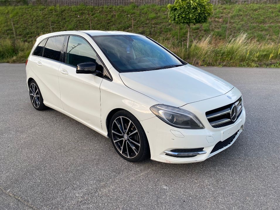 MERCEDES-BENZ B 180-image-1