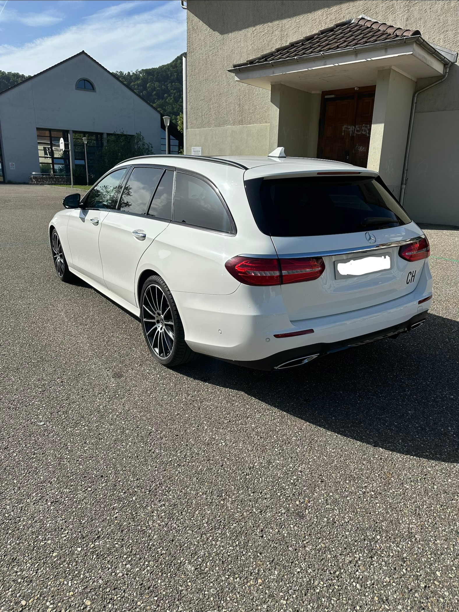 MERCEDES-BENZ E 220 d Swiss Star AMG Line 4matic-image-3