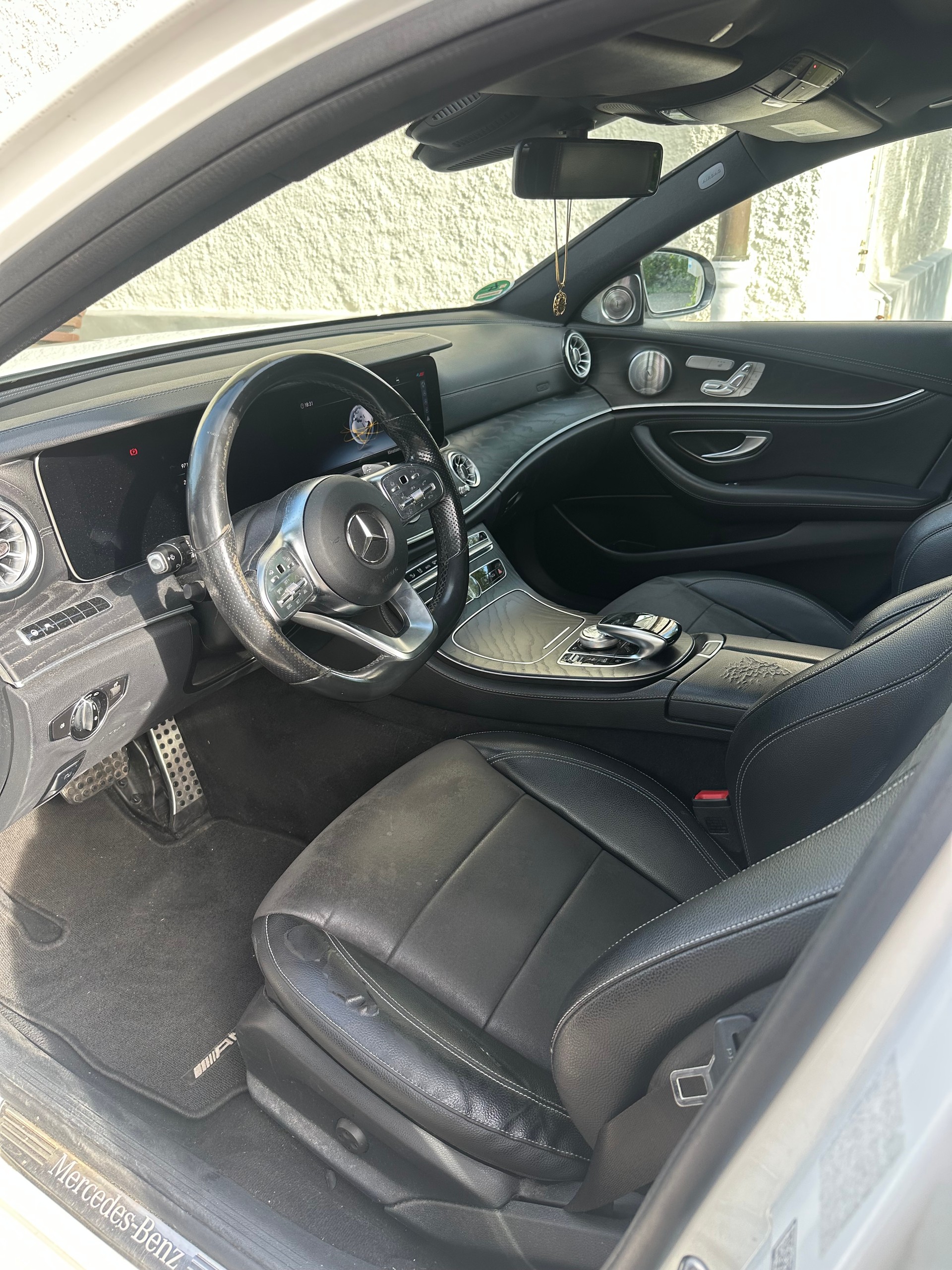 MERCEDES-BENZ E 220 d Swiss Star AMG Line 4matic-image-5