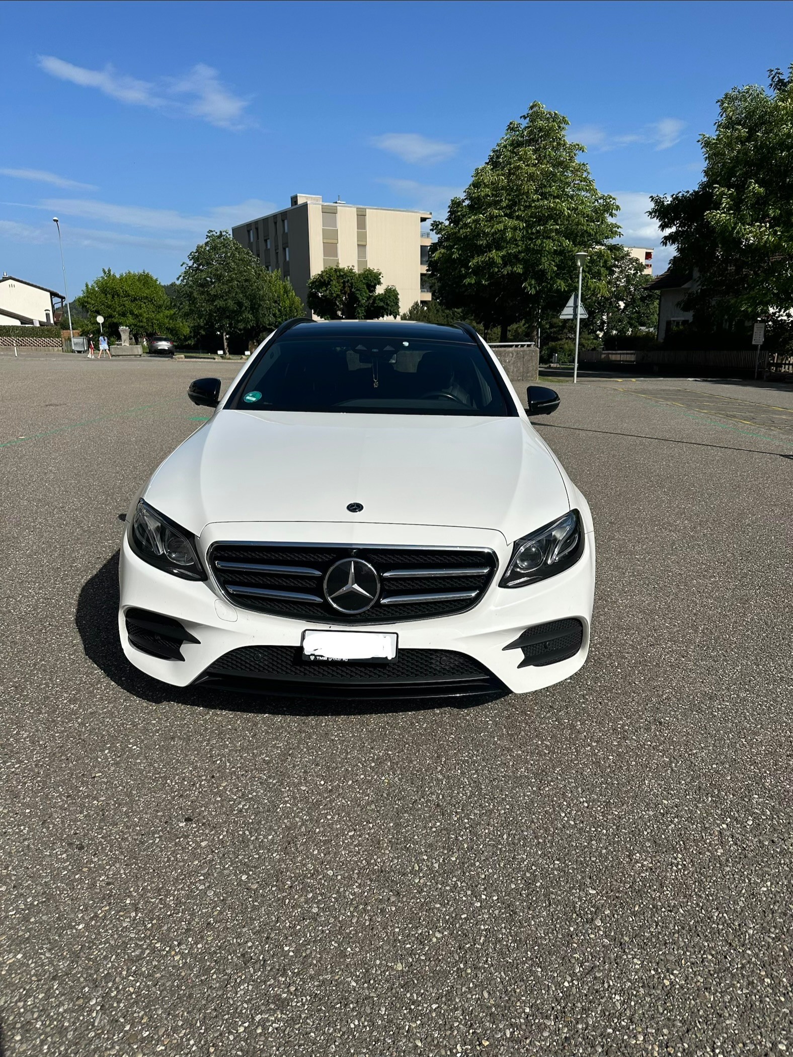 MERCEDES-BENZ E 220 d Swiss Star AMG Line 4matic-image-2
