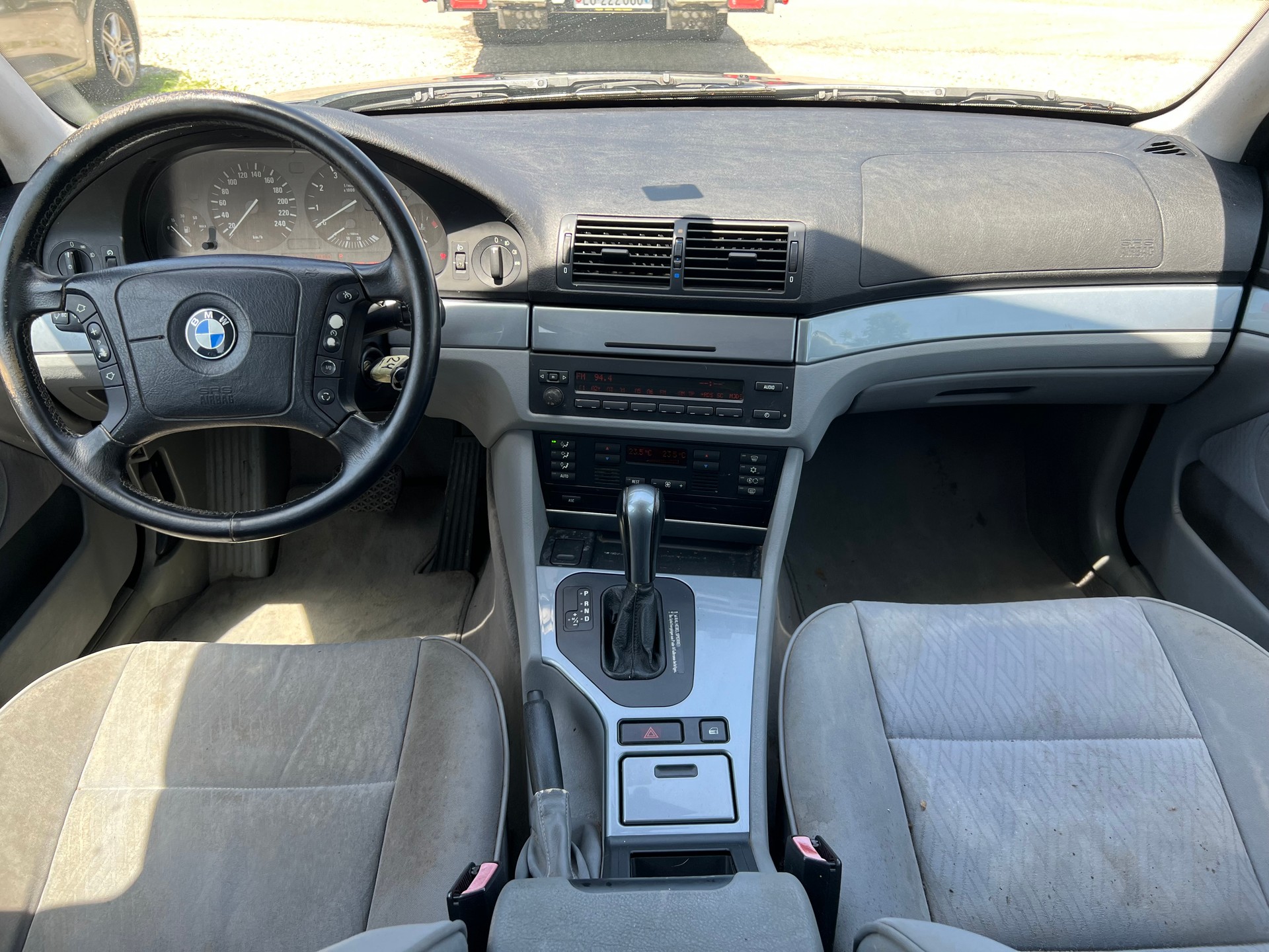 BMW 523i Touring-image-12
