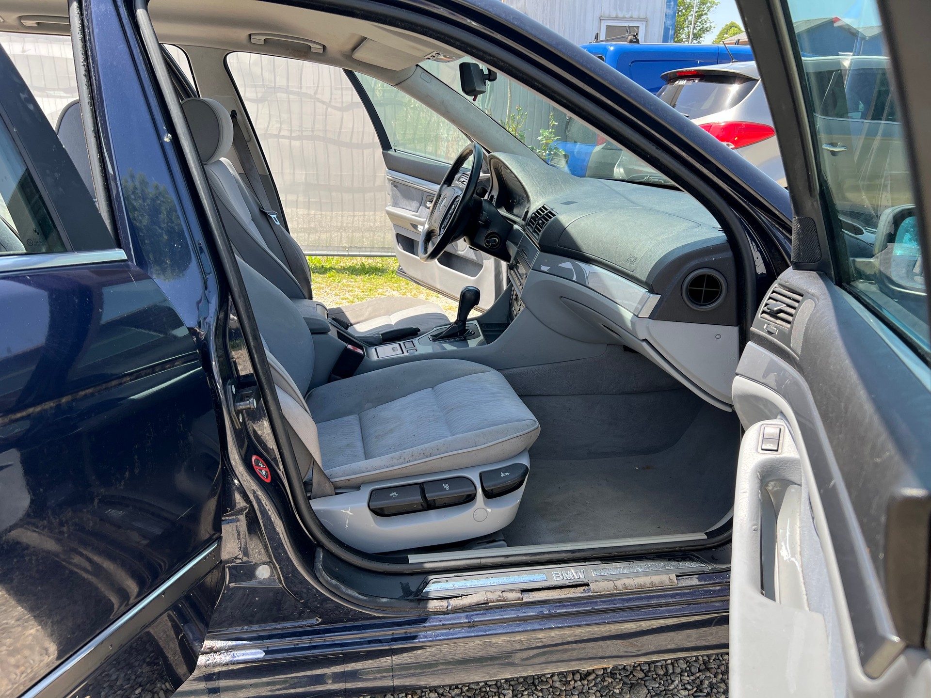 BMW 523i Touring-image-8