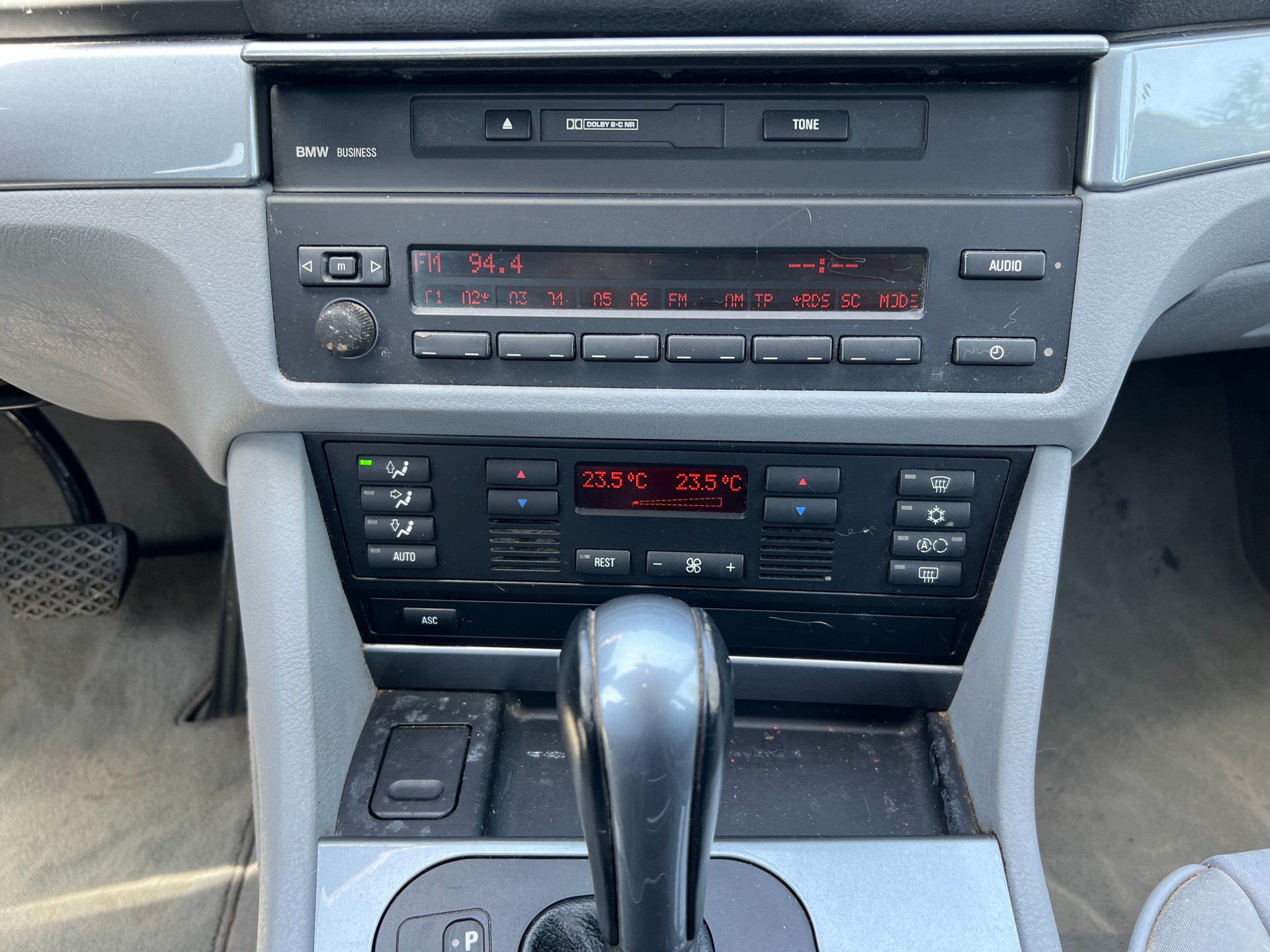 BMW 523i Touring-image-13