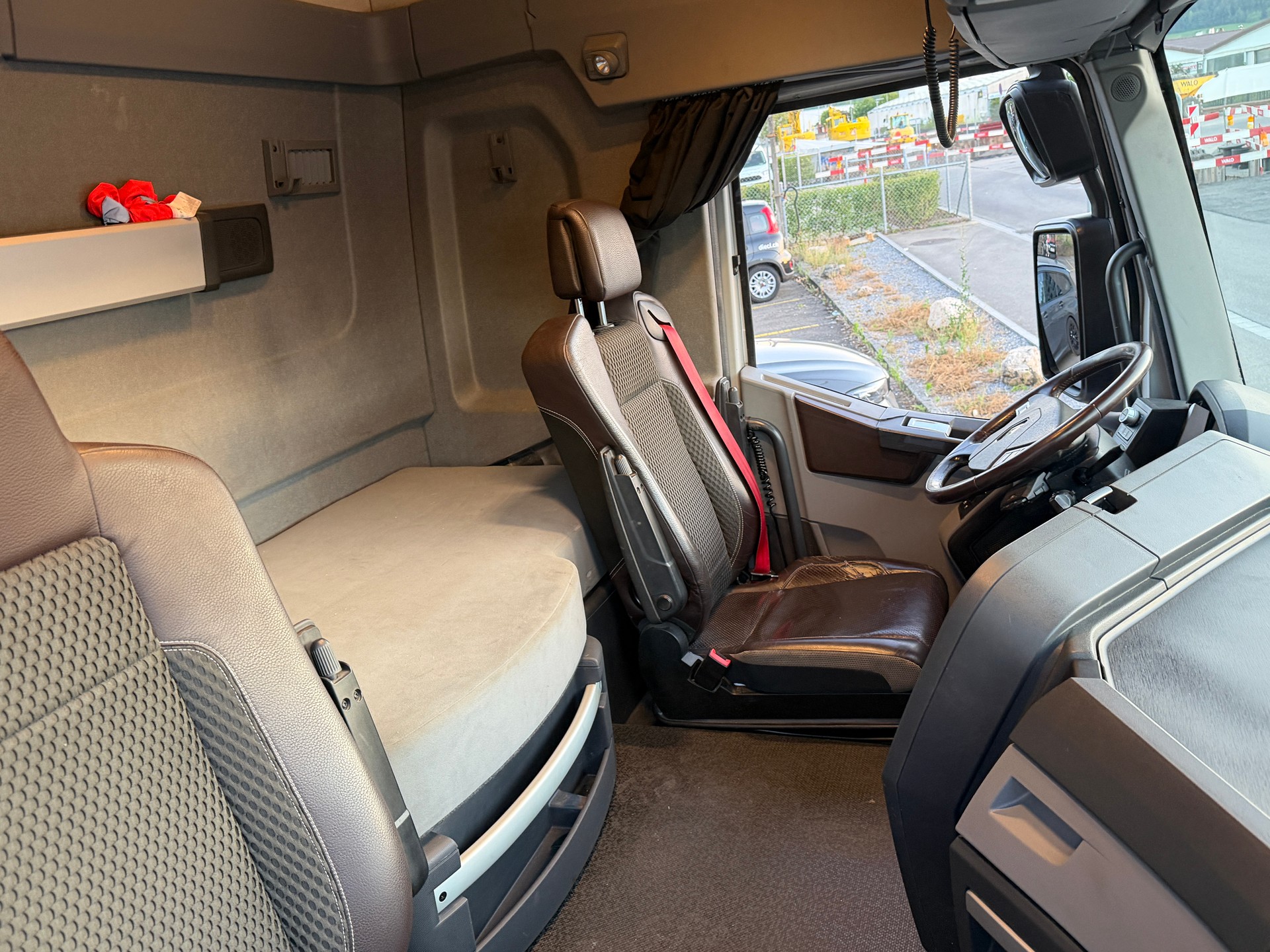 RENAULT TRAFIC-image-12