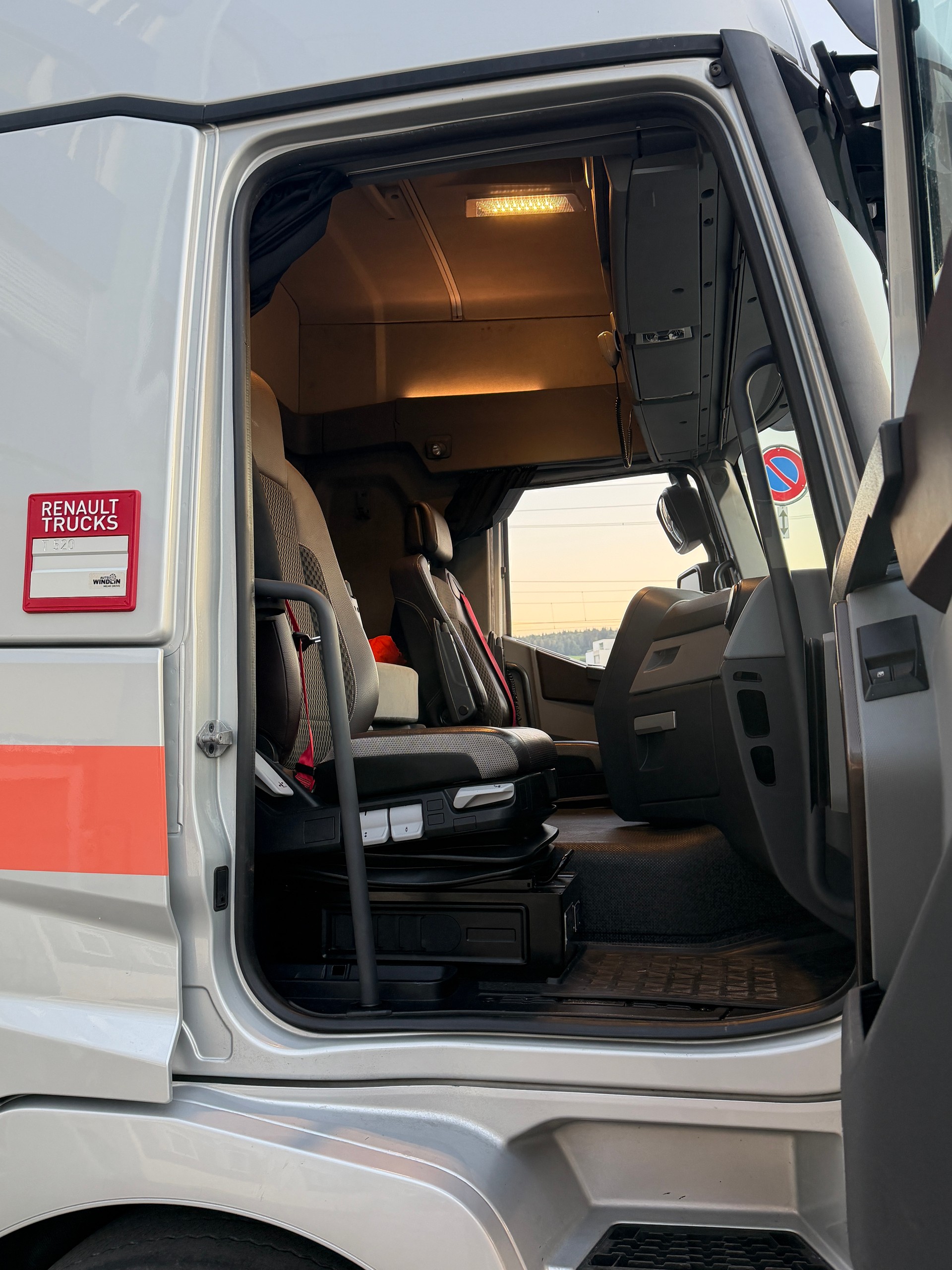 RENAULT TRAFIC-image-8