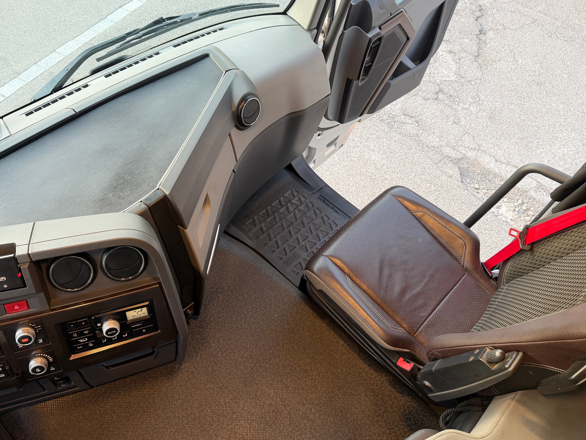 RENAULT TRAFIC-image-10