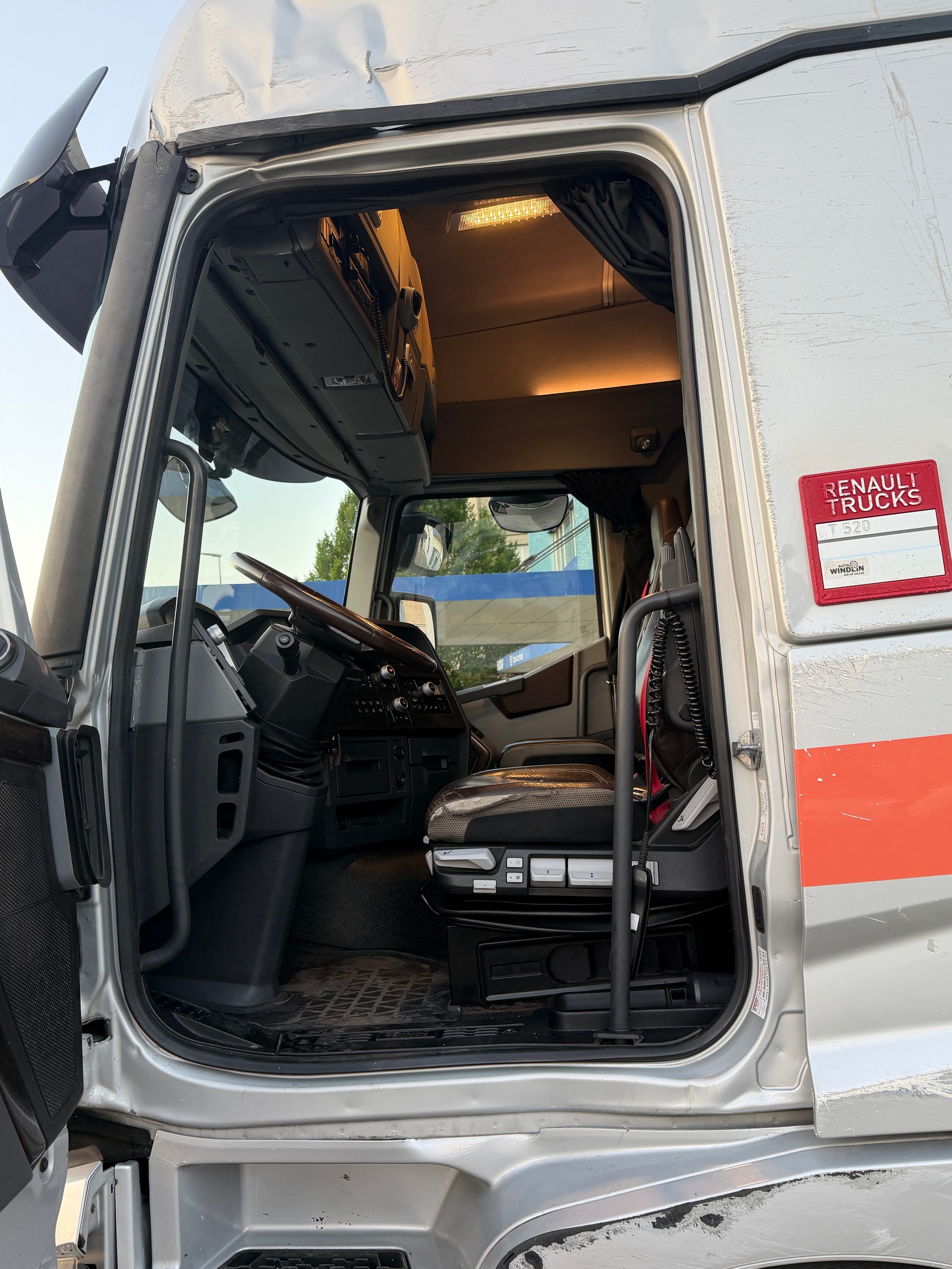RENAULT TRAFIC-image-13