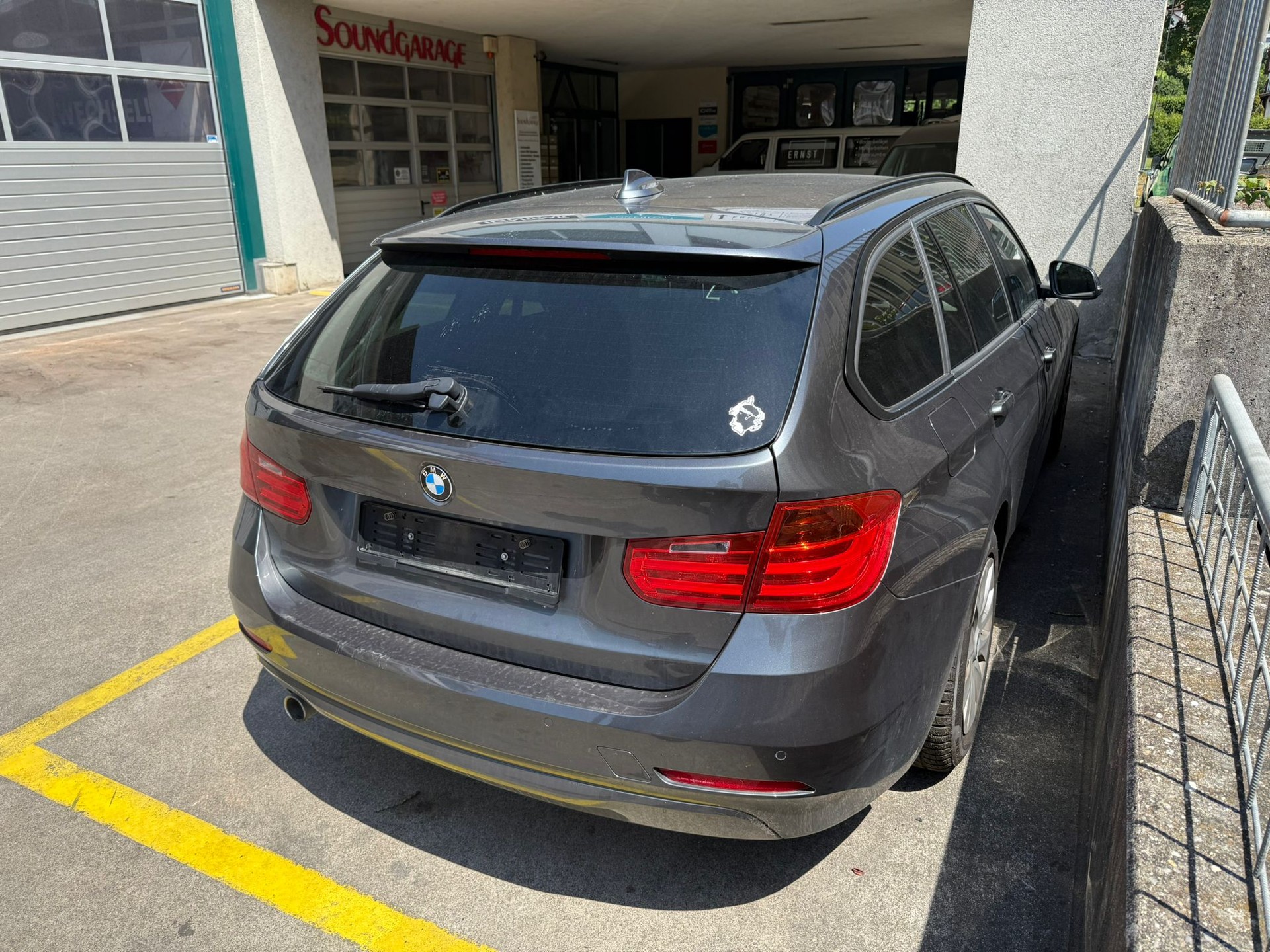 BMW 318d Touring-image-4