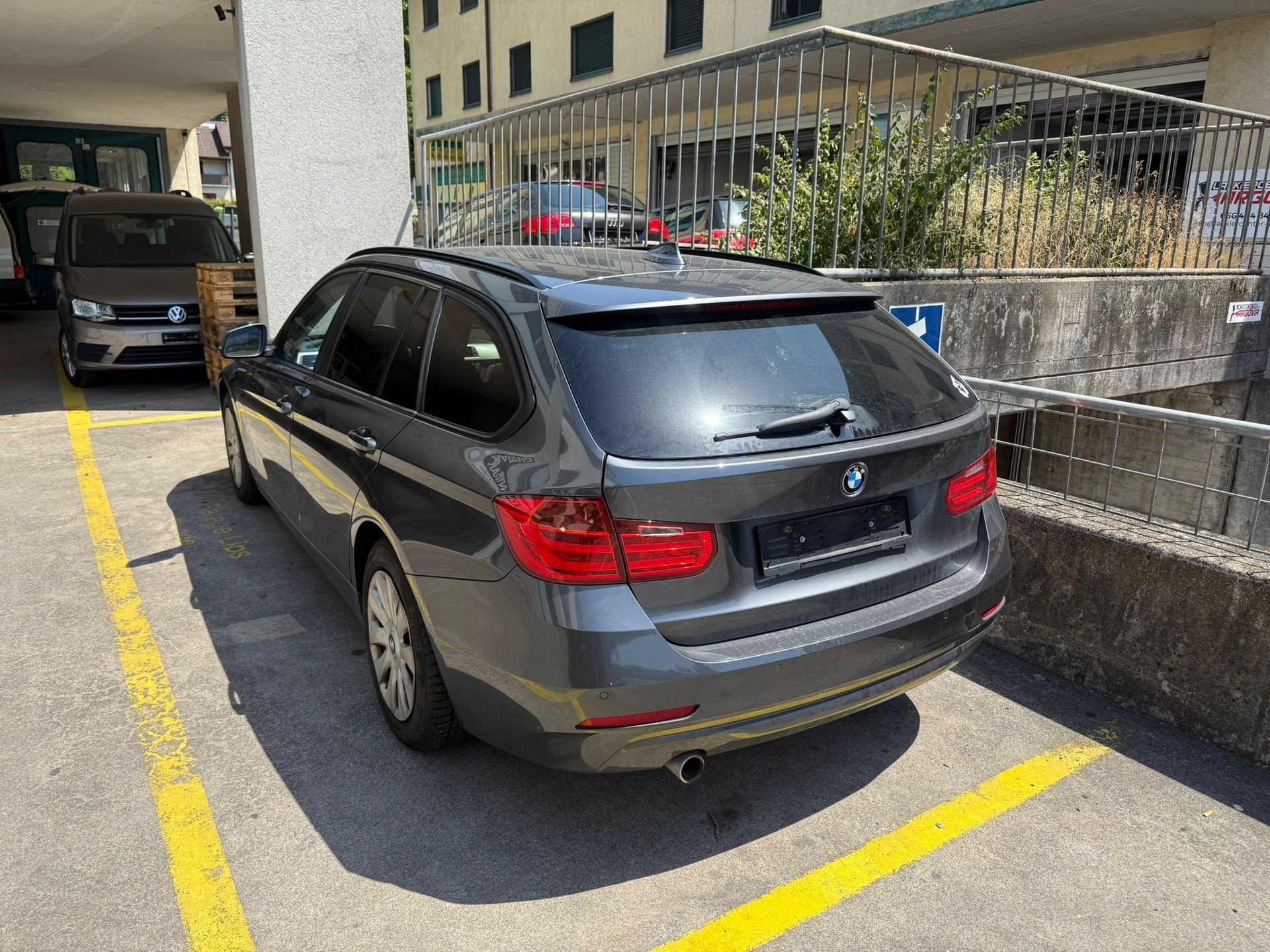 BMW 318d Touring-image-2