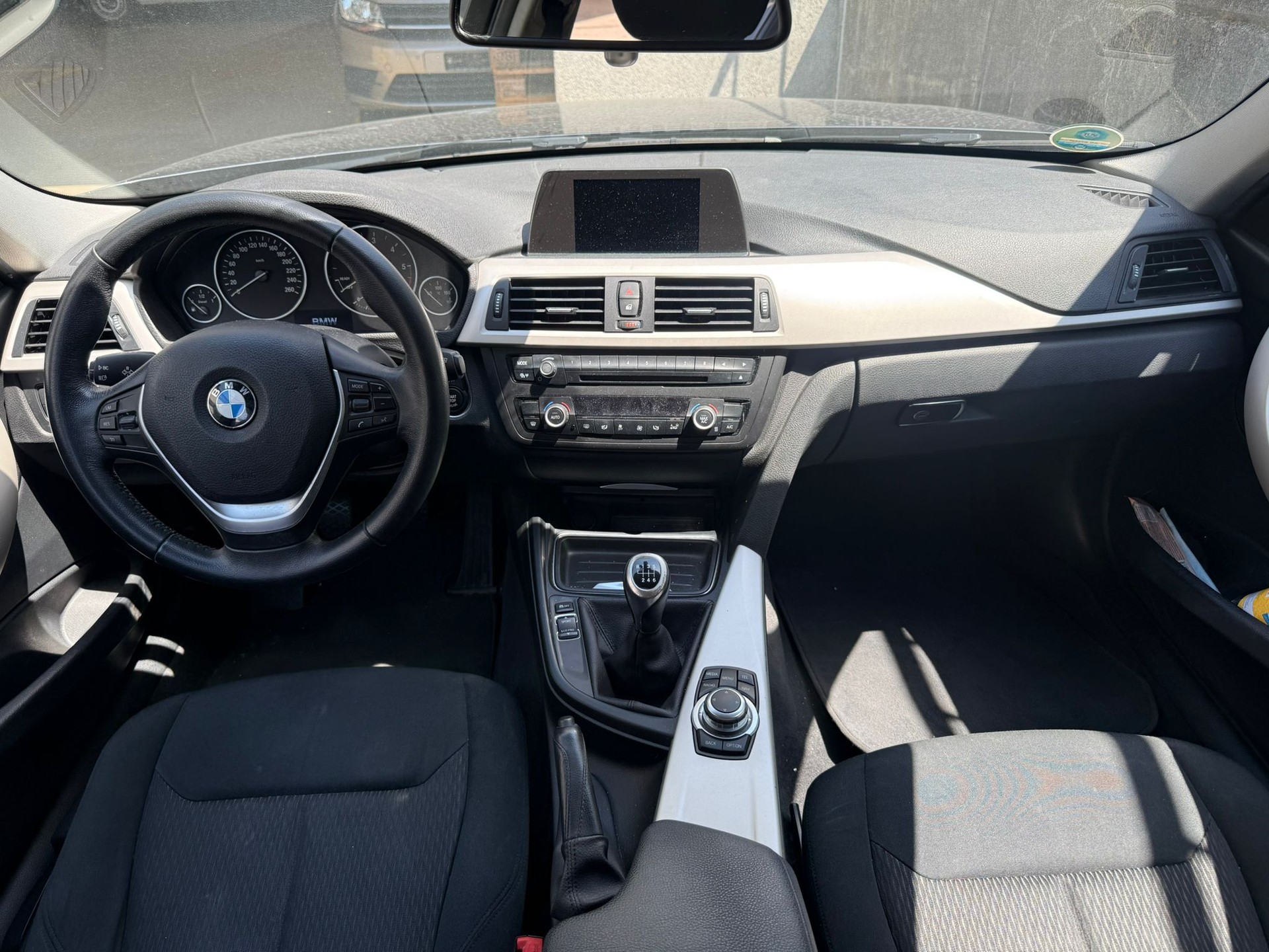 BMW 318d Touring-image-7