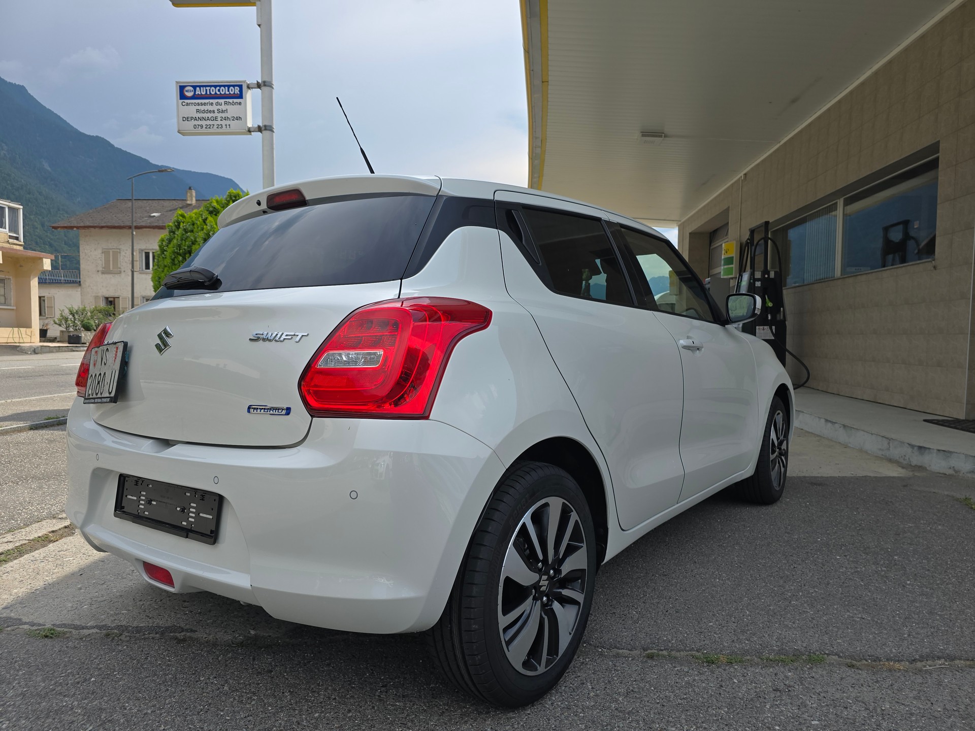 SUZUKI Swift 1.2 Compact + Hybrid CVT-image-4