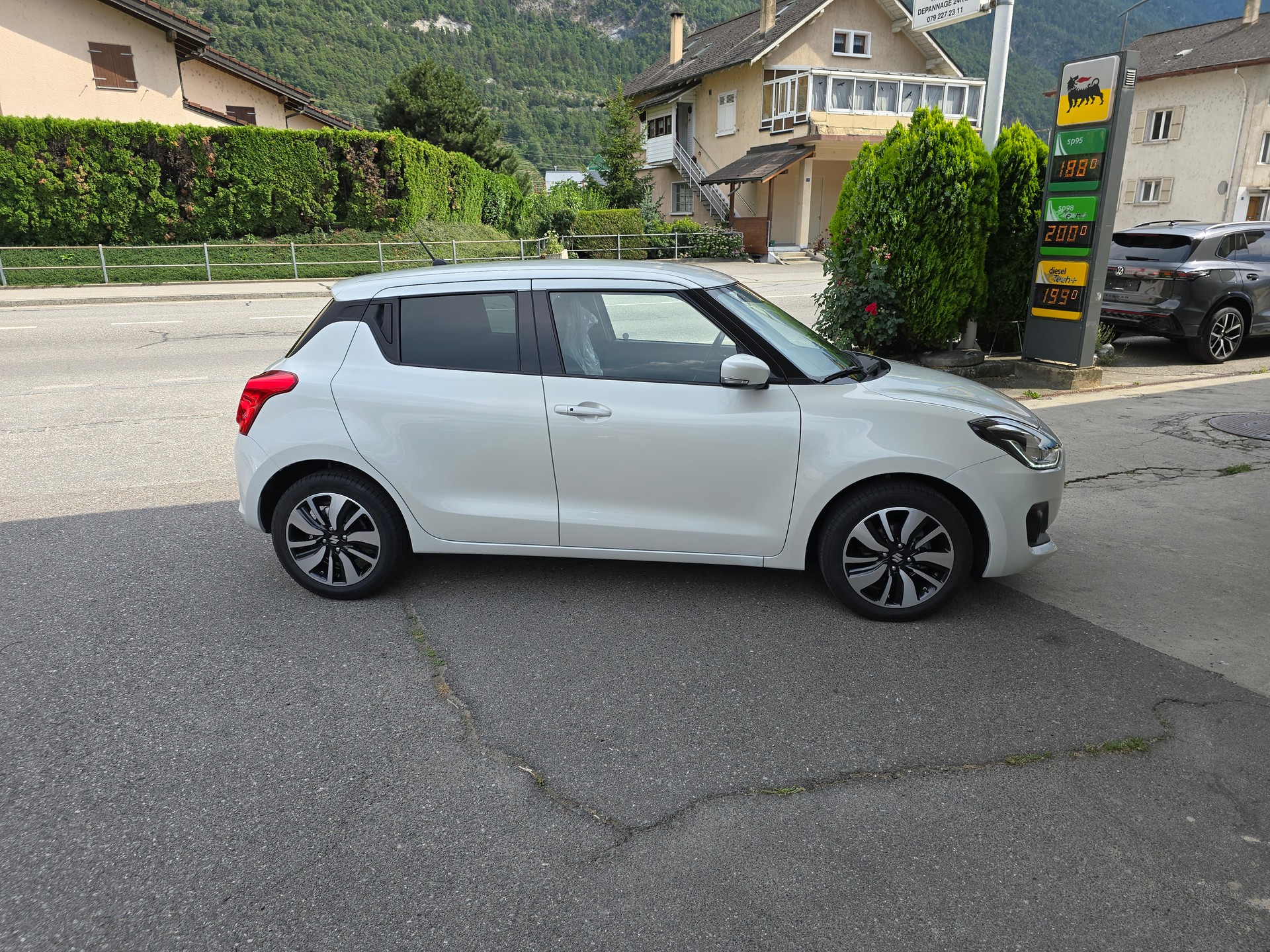 SUZUKI Swift 1.2 Compact + Hybrid CVT-image-3
