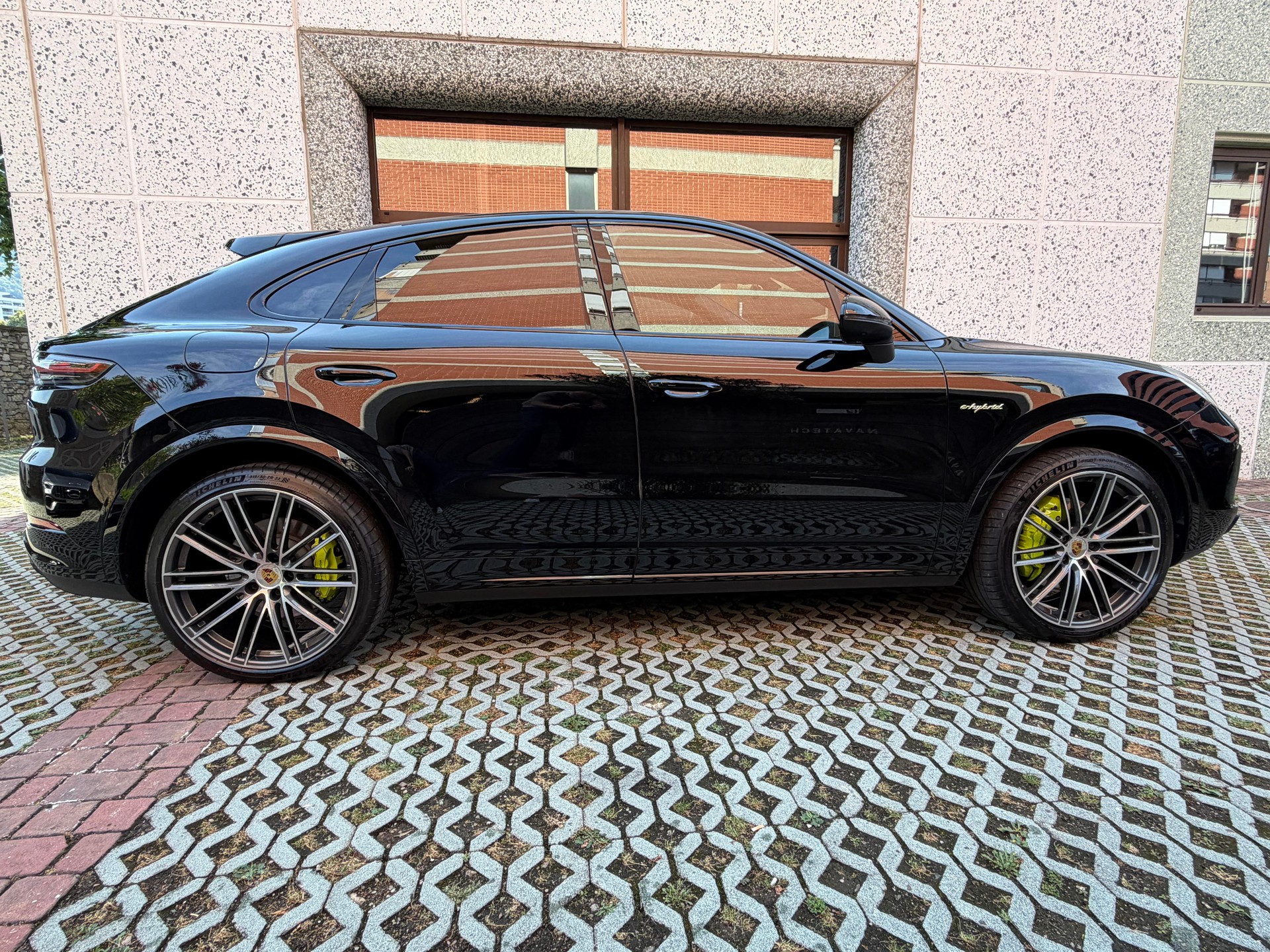 PORSCHE Cayenne Coupé E-Hybrid-image-4