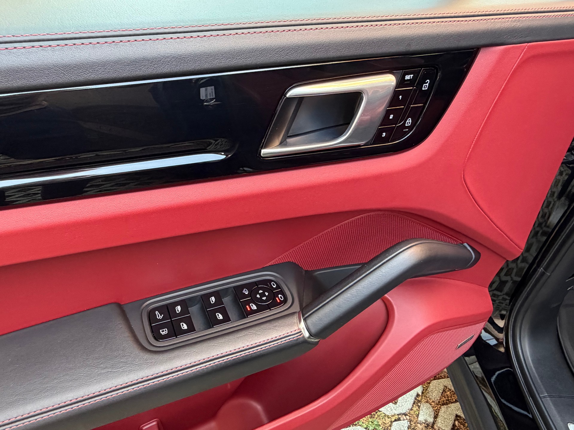 PORSCHE Cayenne Coupé E-Hybrid-image-11