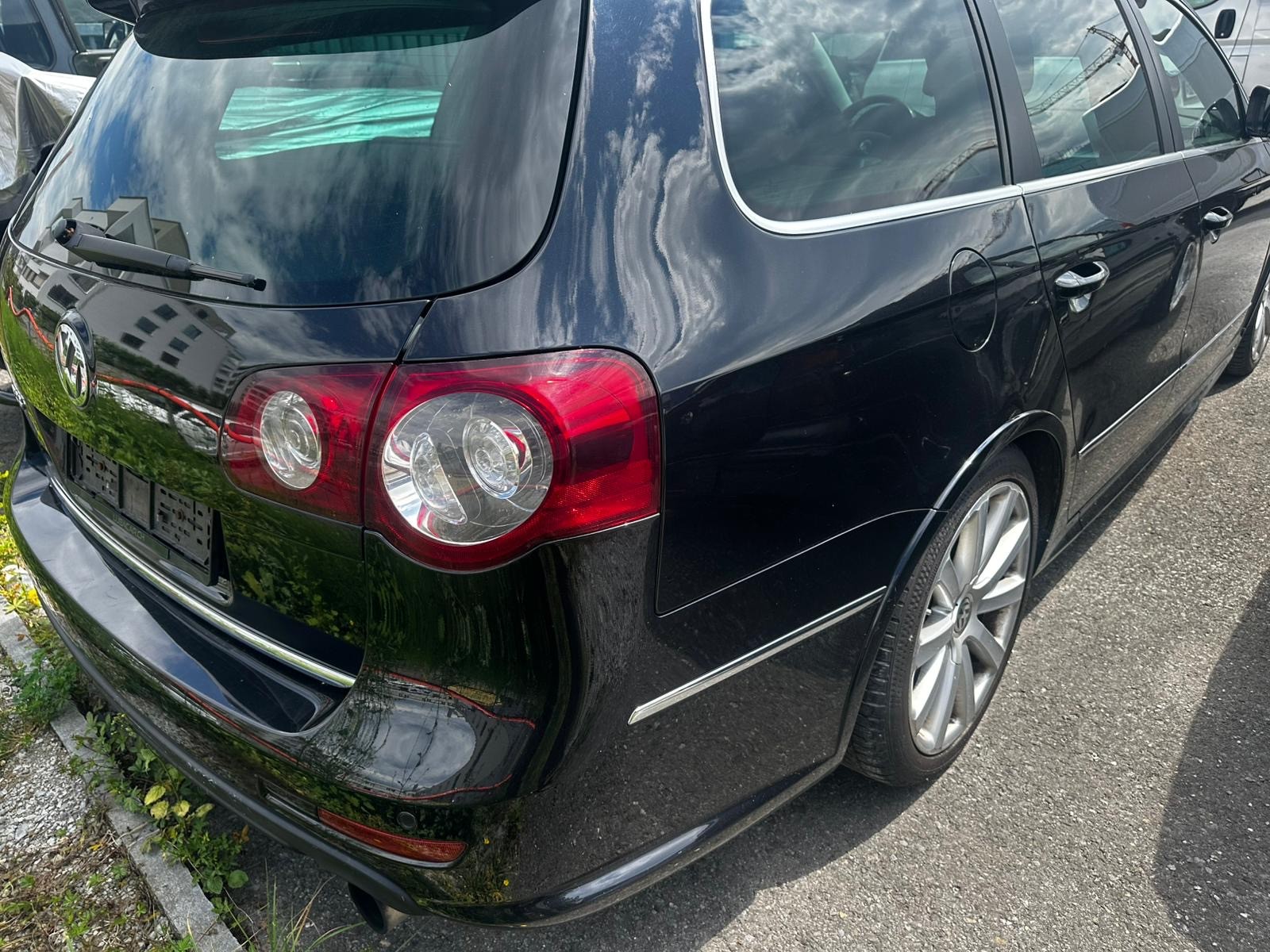 VW Passat Variant R36 4Motion-image-2