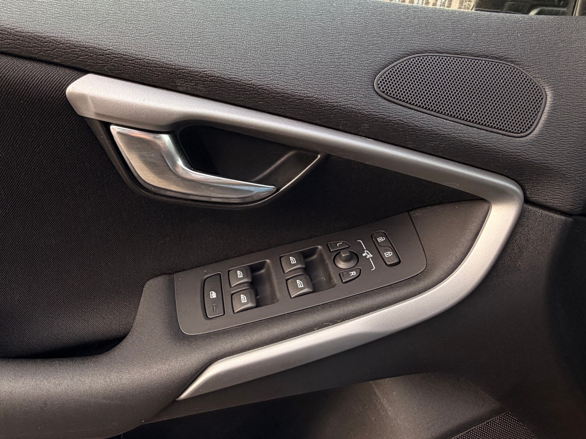 VOLVO V40 T4 Momentum Powershift-image-17