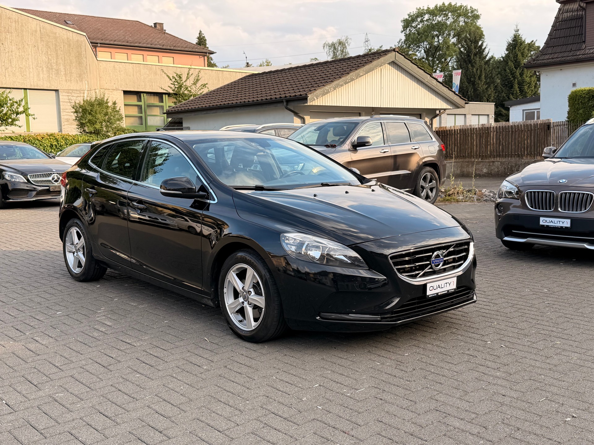 VOLVO V40 T4 Momentum Powershift-image-0