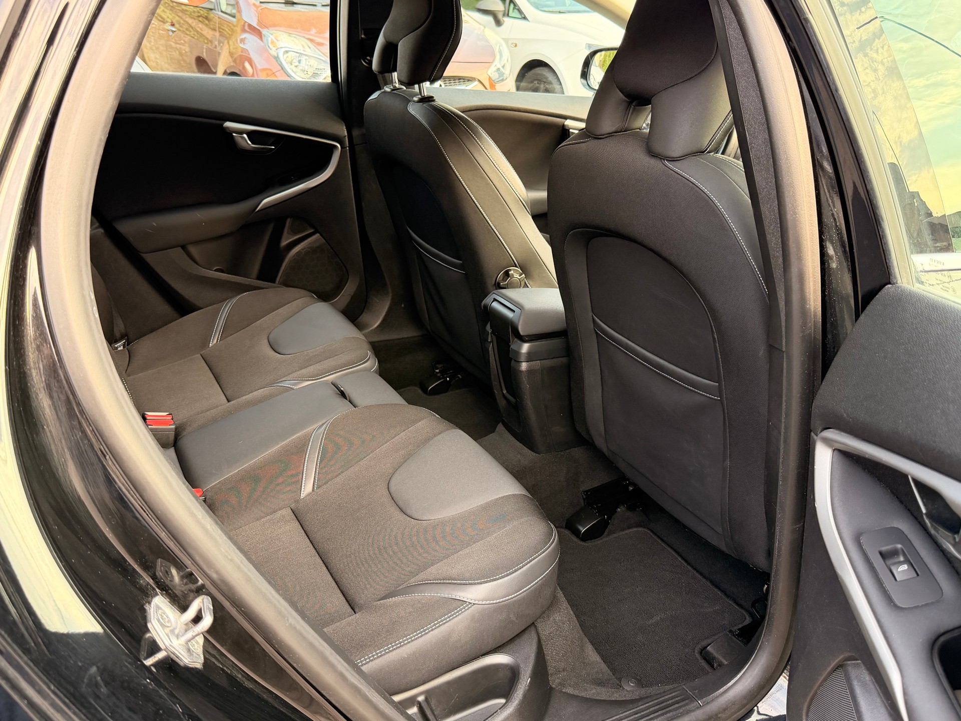 VOLVO V40 T4 Momentum Powershift-image-19