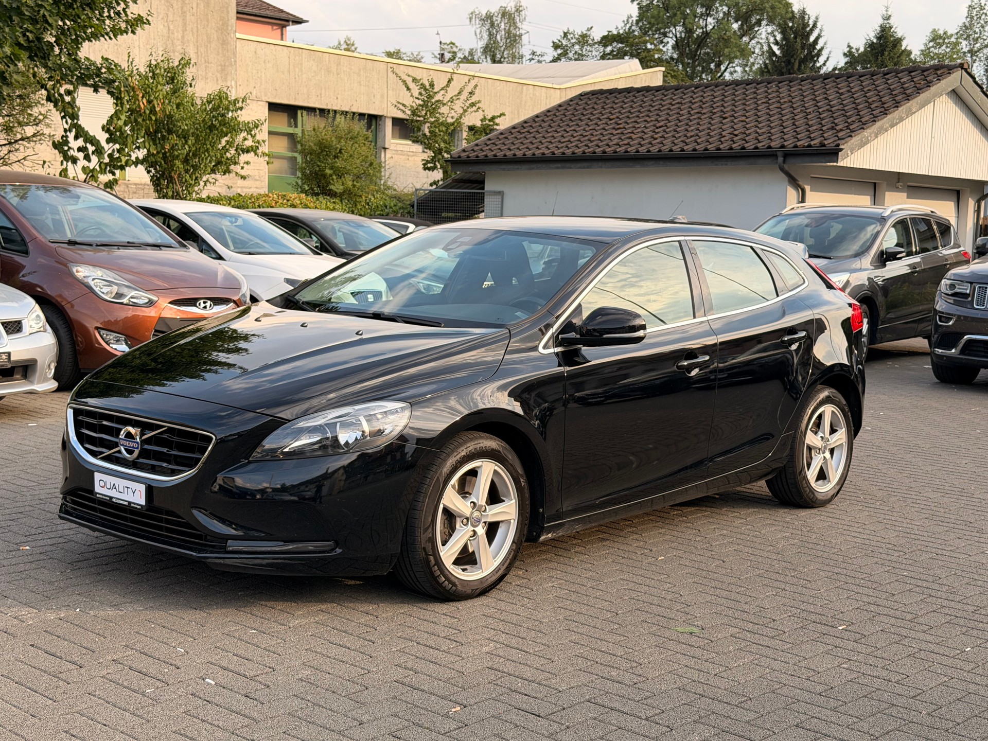 VOLVO V40 T4 Momentum Powershift-image-1