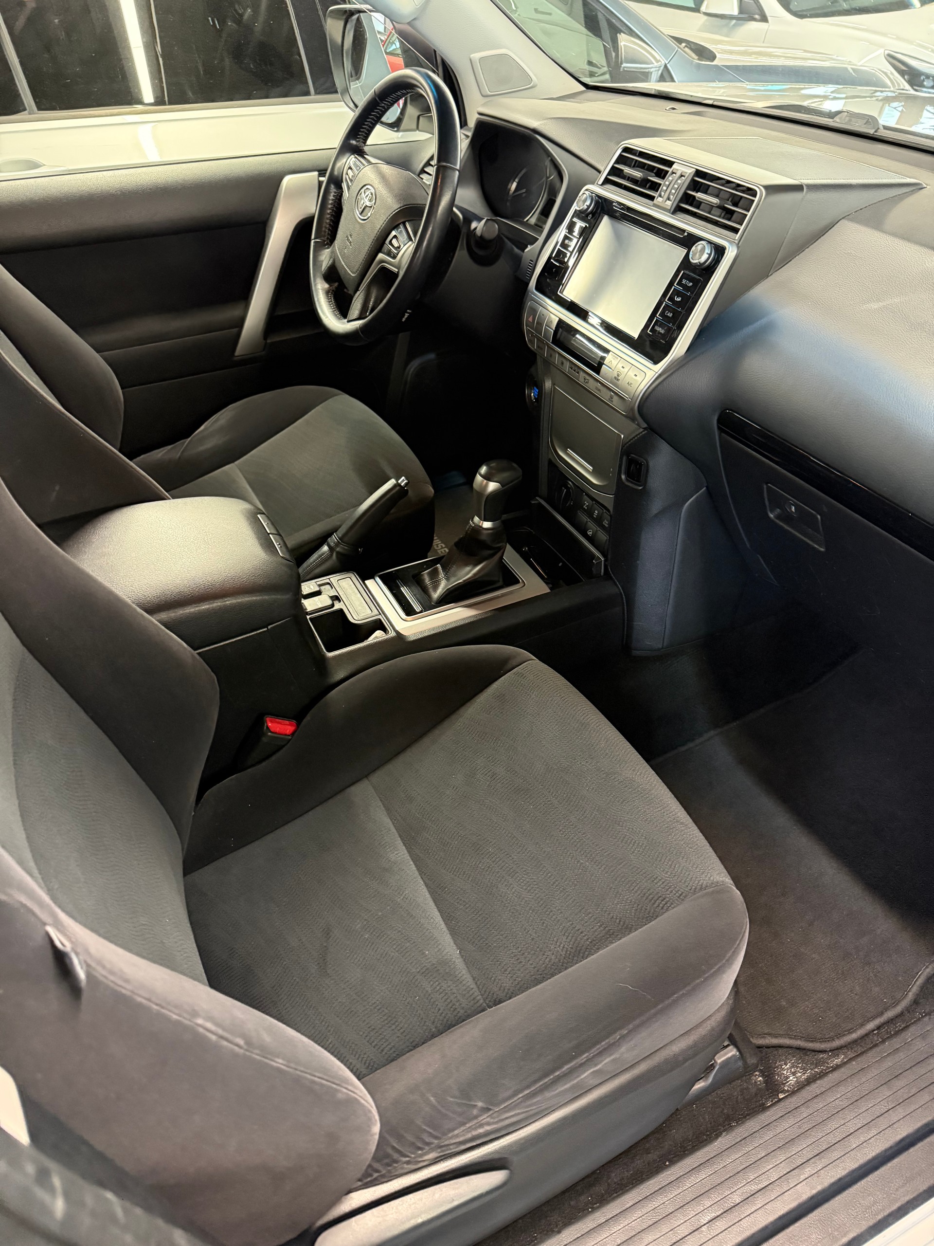 TOYOTA Land Cruiser 2.8TD Comfort Automatic-showroom-element-3