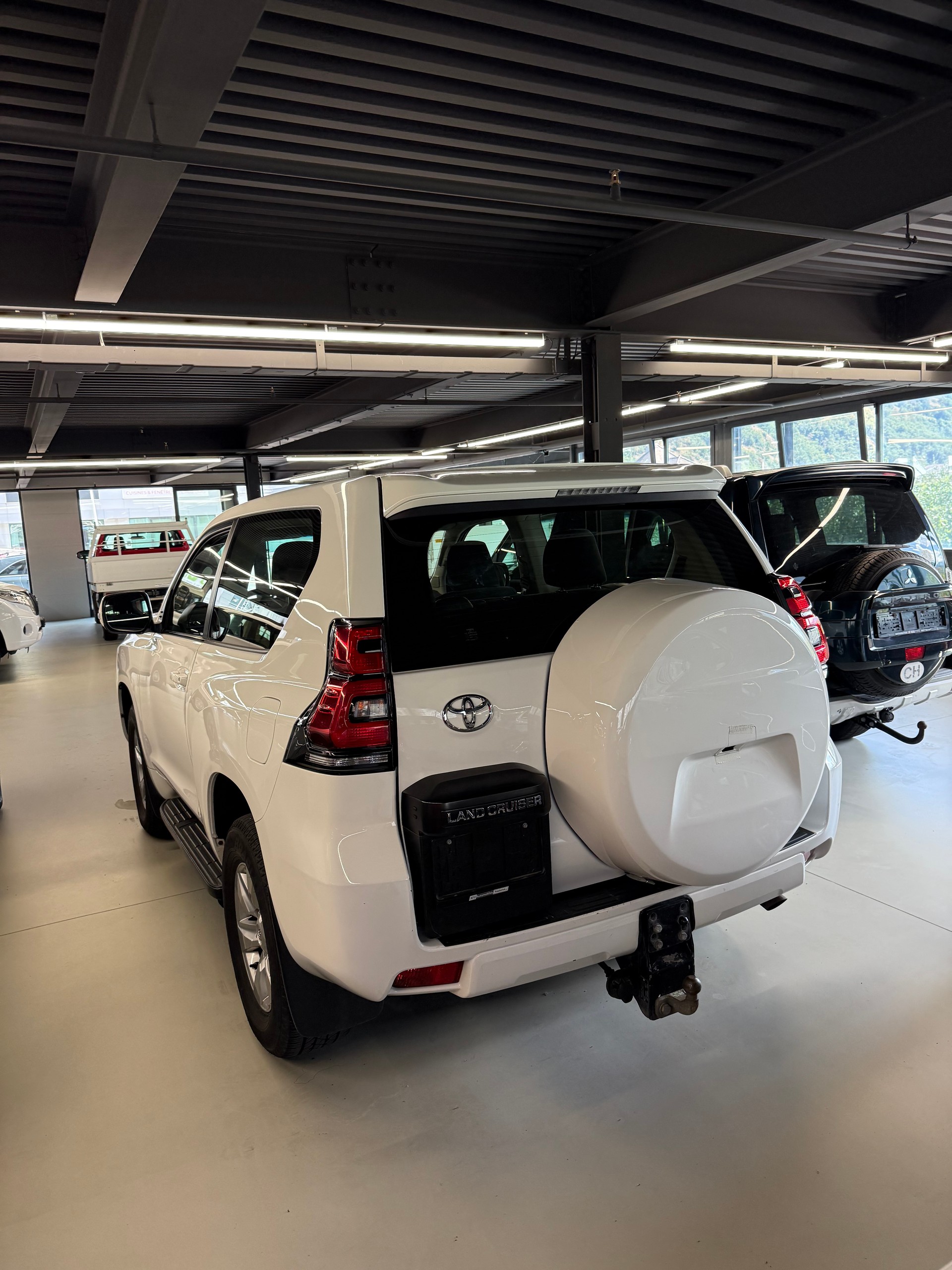 TOYOTA Land Cruiser 2.8TD Comfort Automatic-showroom-element-2