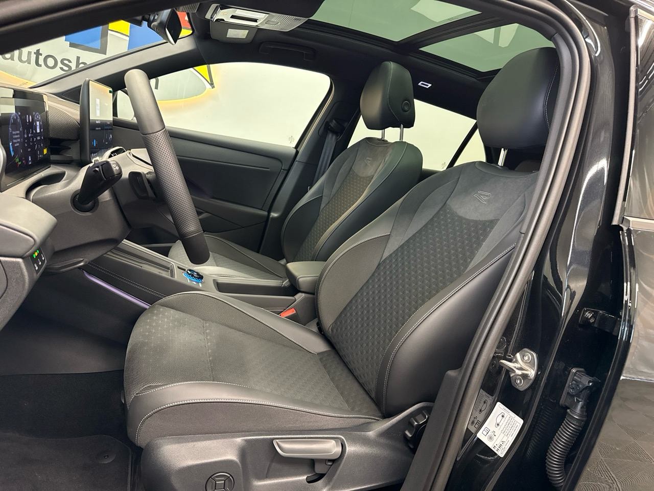 VW T-Roc 1.5 eTSI mHEV R-Line DSG-image-3