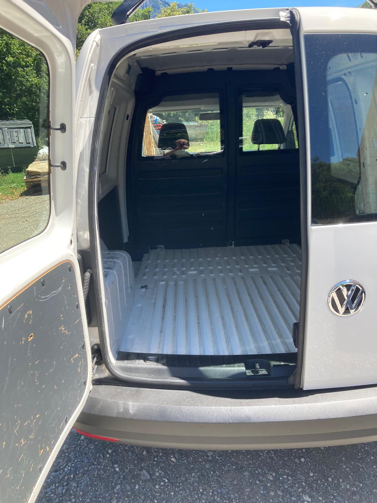 VW Caddy 1.0 TSI Entry BlueMotion Technology-image-8