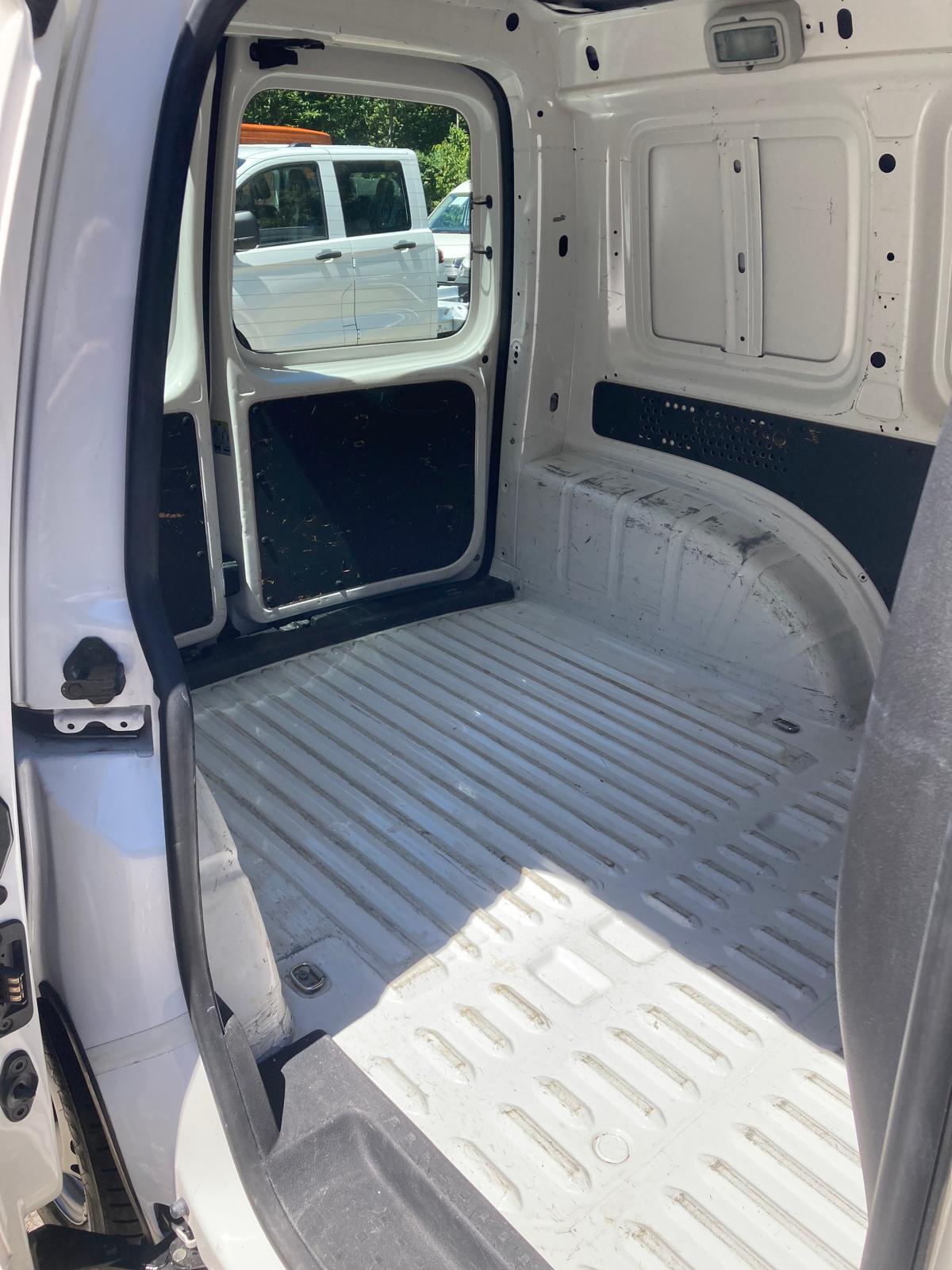 VW Caddy 1.0 TSI Entry BlueMotion Technology-image-9