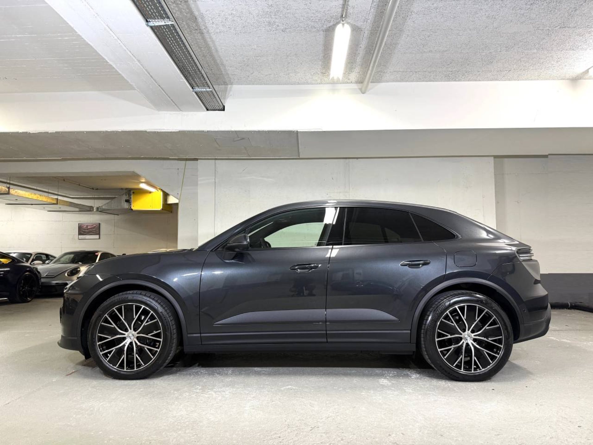PORSCHE Macan 4-showroom-element-1