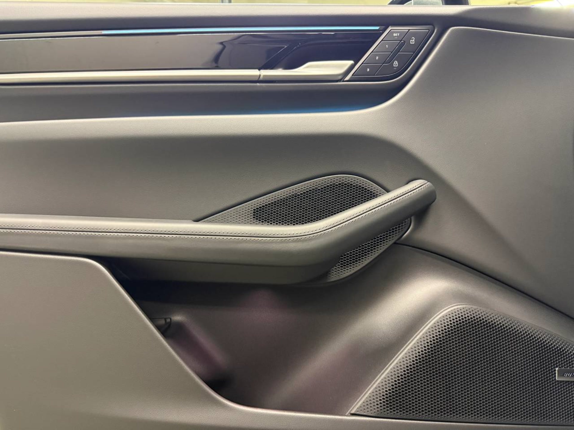 PORSCHE Macan 4-image-23