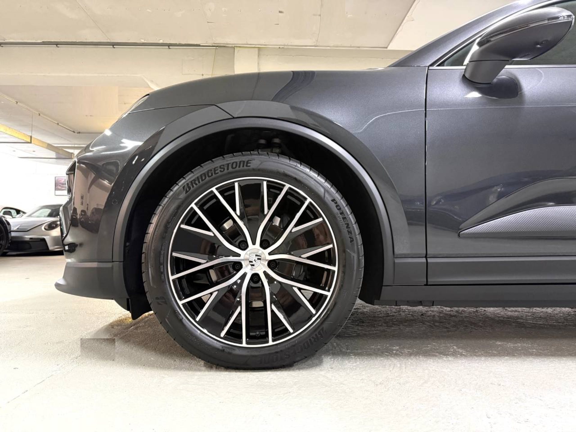 PORSCHE Macan 4-image-9