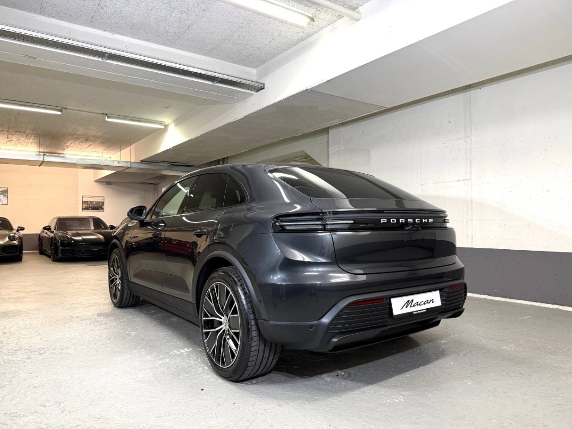 PORSCHE Macan 4-showroom-element-2
