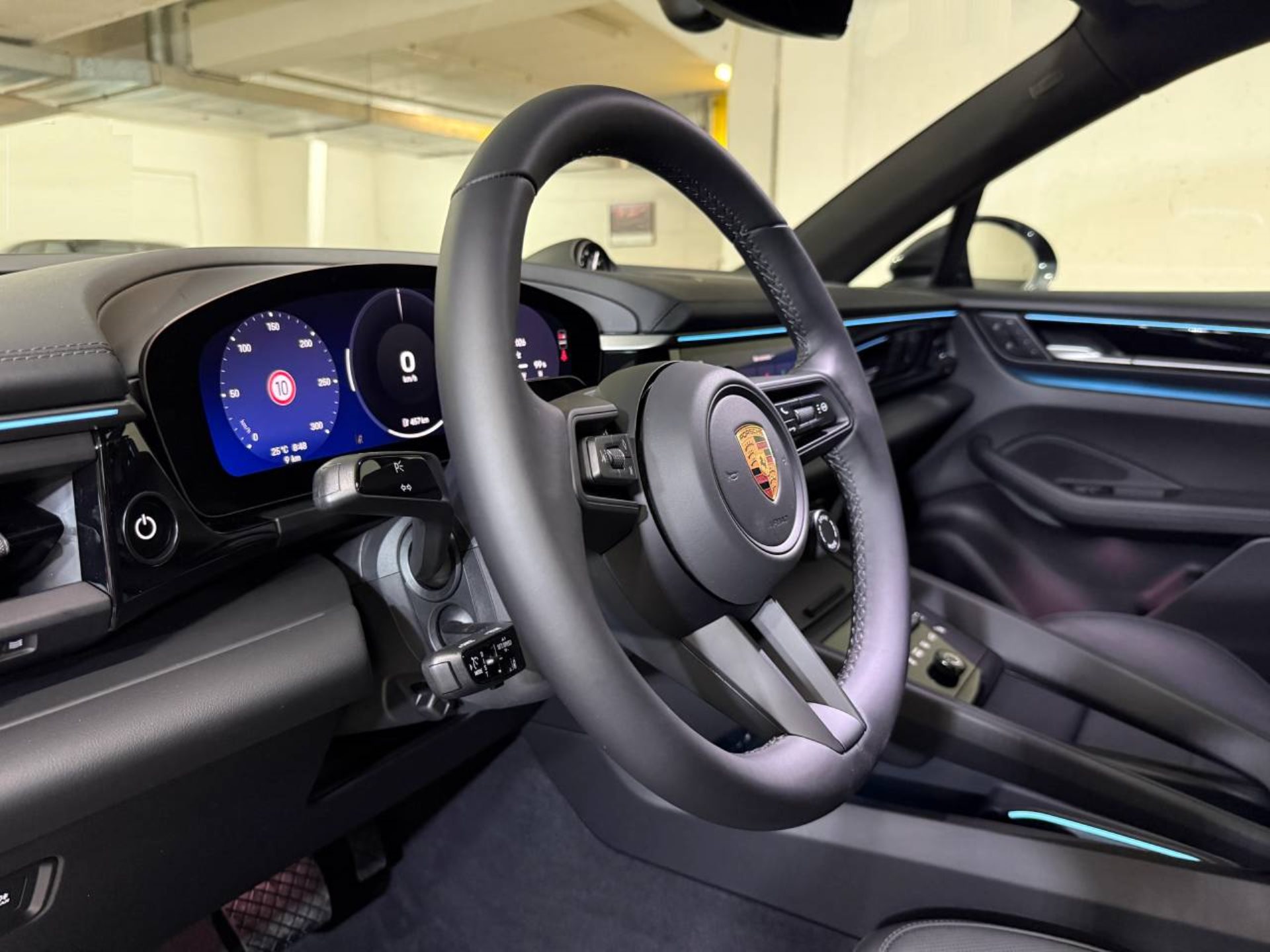 PORSCHE Macan 4-image-12