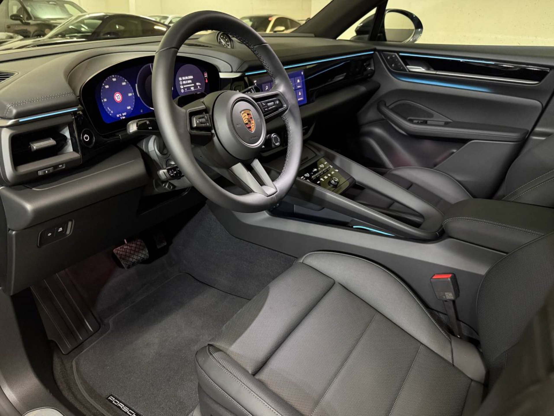 PORSCHE Macan 4-showroom-element-3
