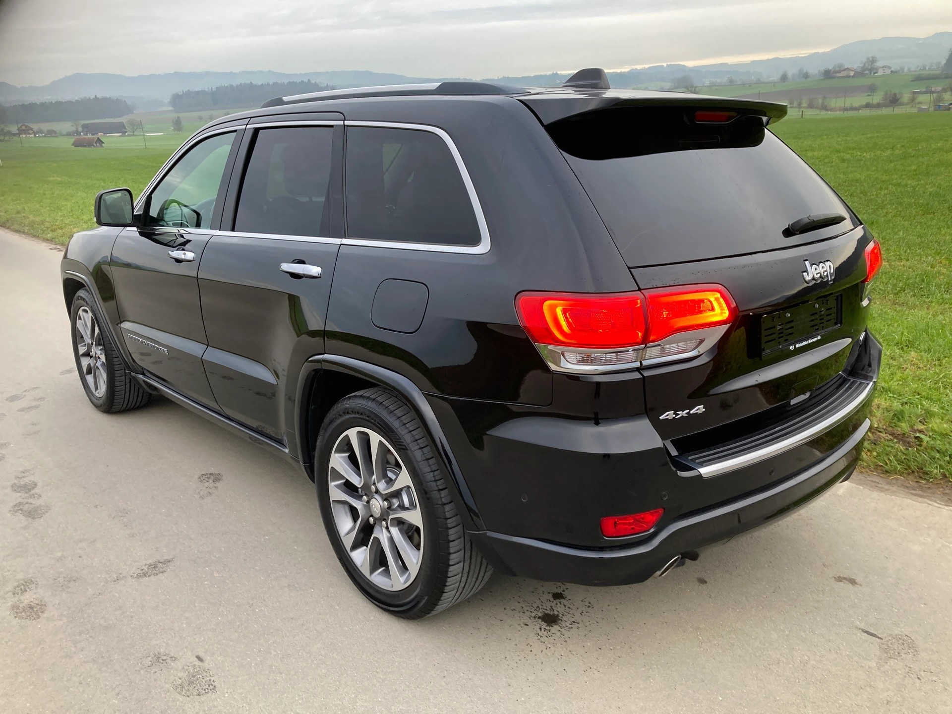 JEEP Grand Cherokee 3.0 CRD Overland Automatic-image-3