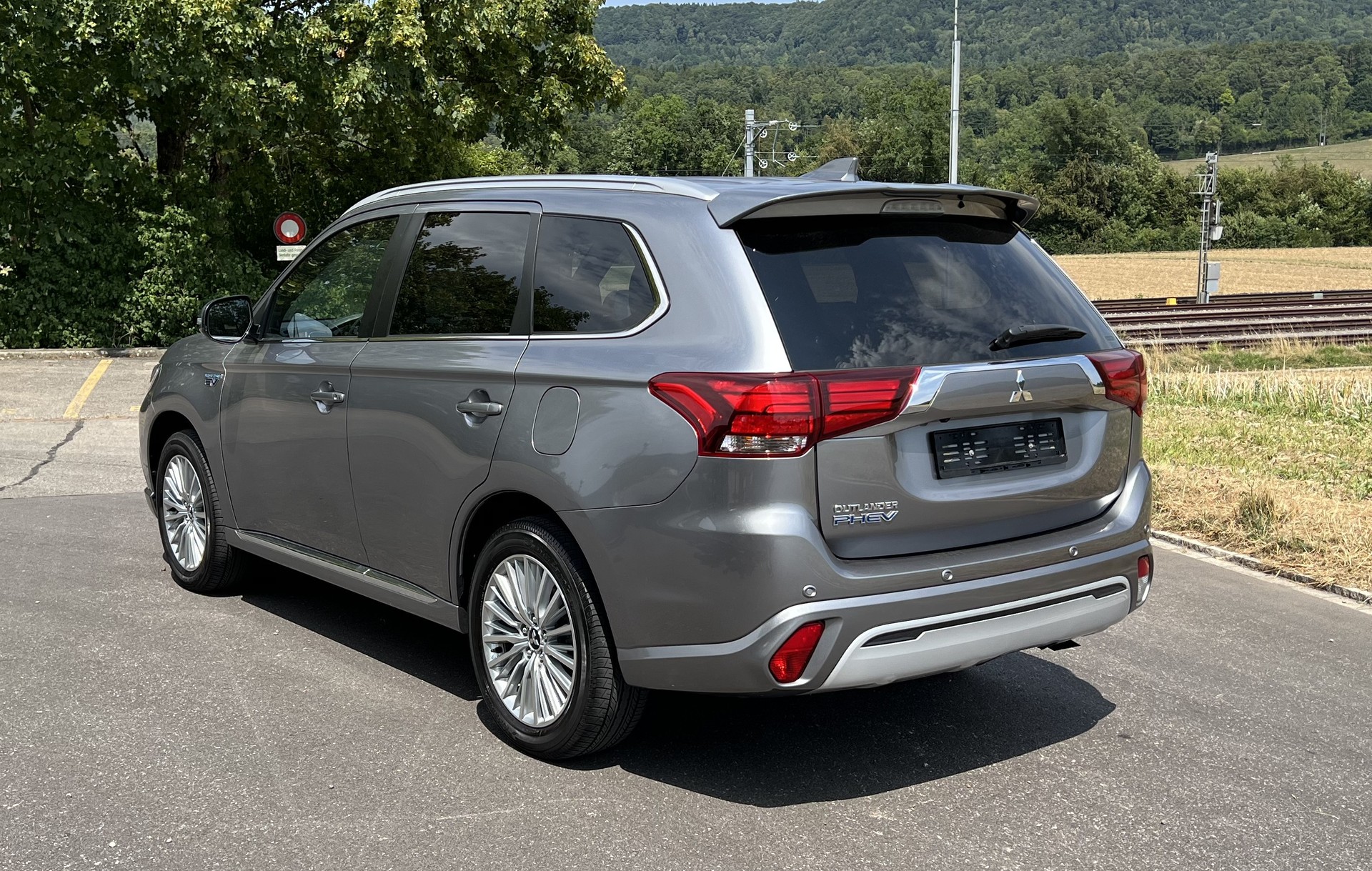 MITSUBISHI Outlander 2.4 PHEV Diamond 4WD Automatic-image-3