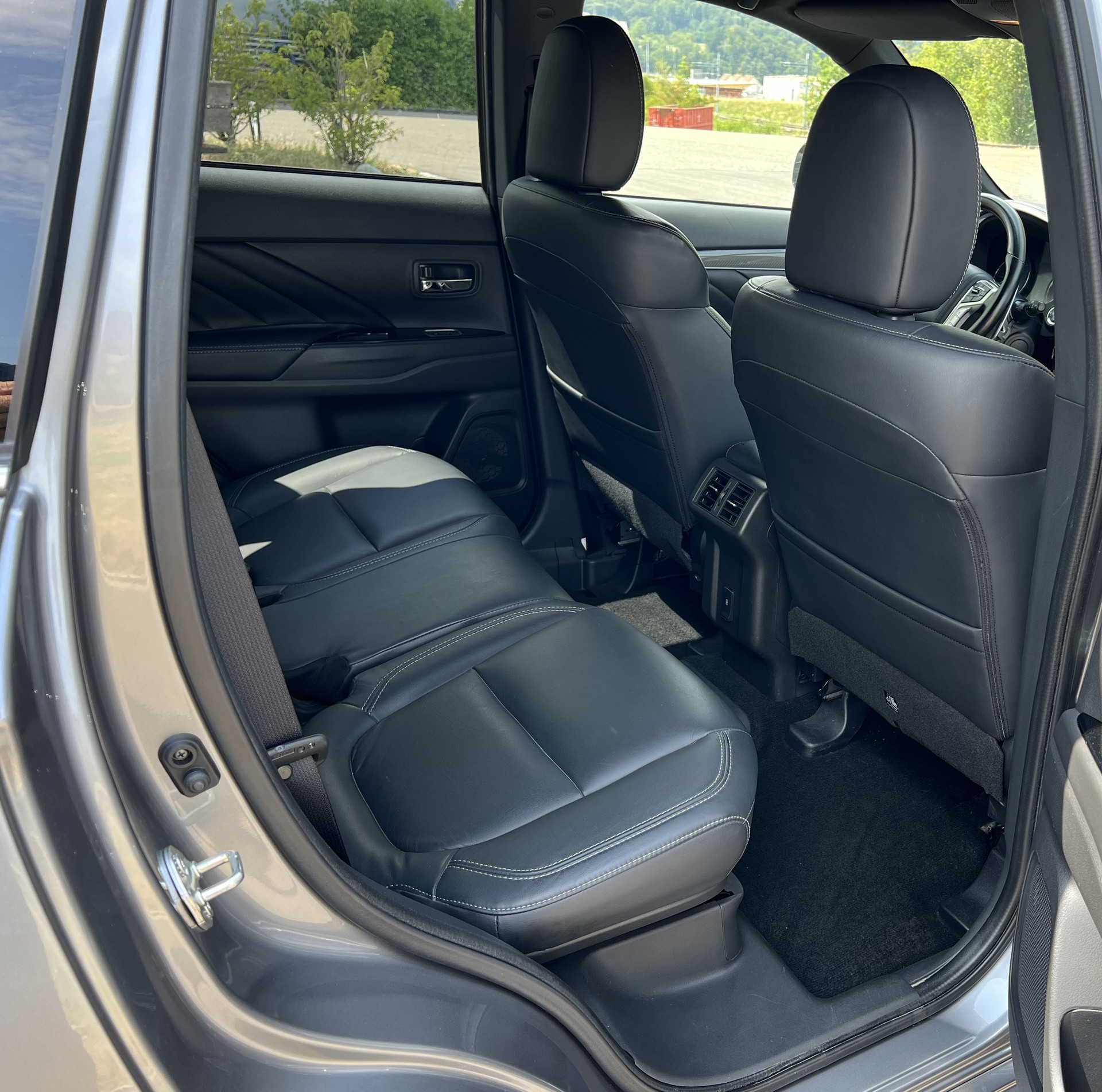 MITSUBISHI Outlander 2.4 PHEV Diamond 4WD Automatic-image-8