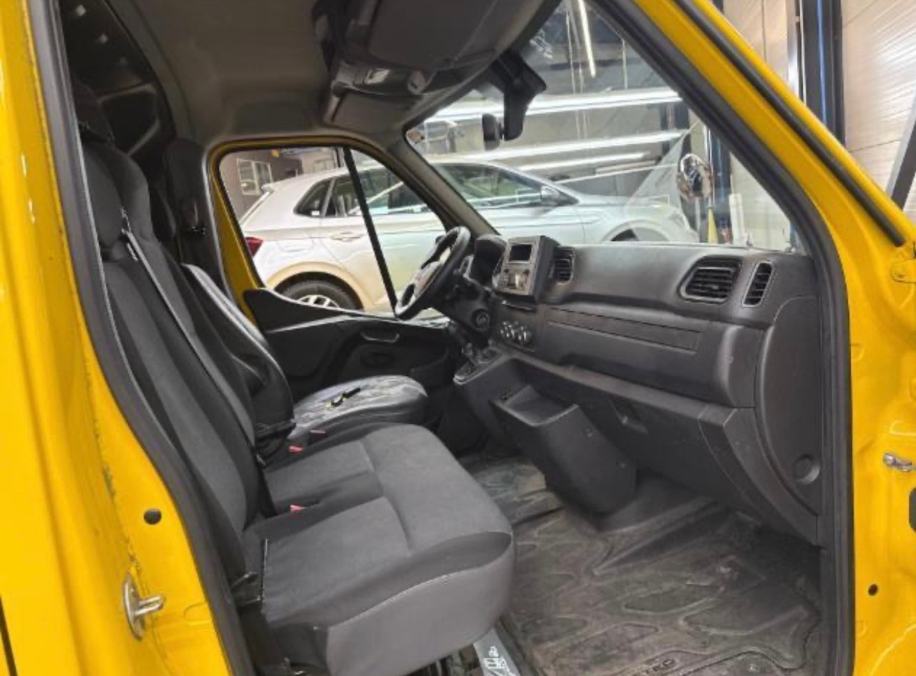 RENAULT Master T35 2.3dCi 135 L3H2-image-10