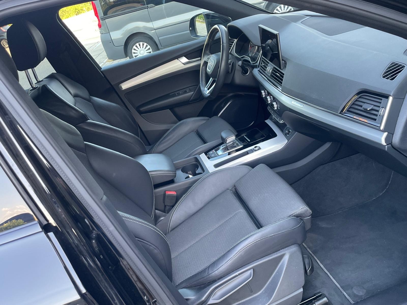 AUDI Q5 Sportback 40 TDI S line quattro S-tronic-image-24
