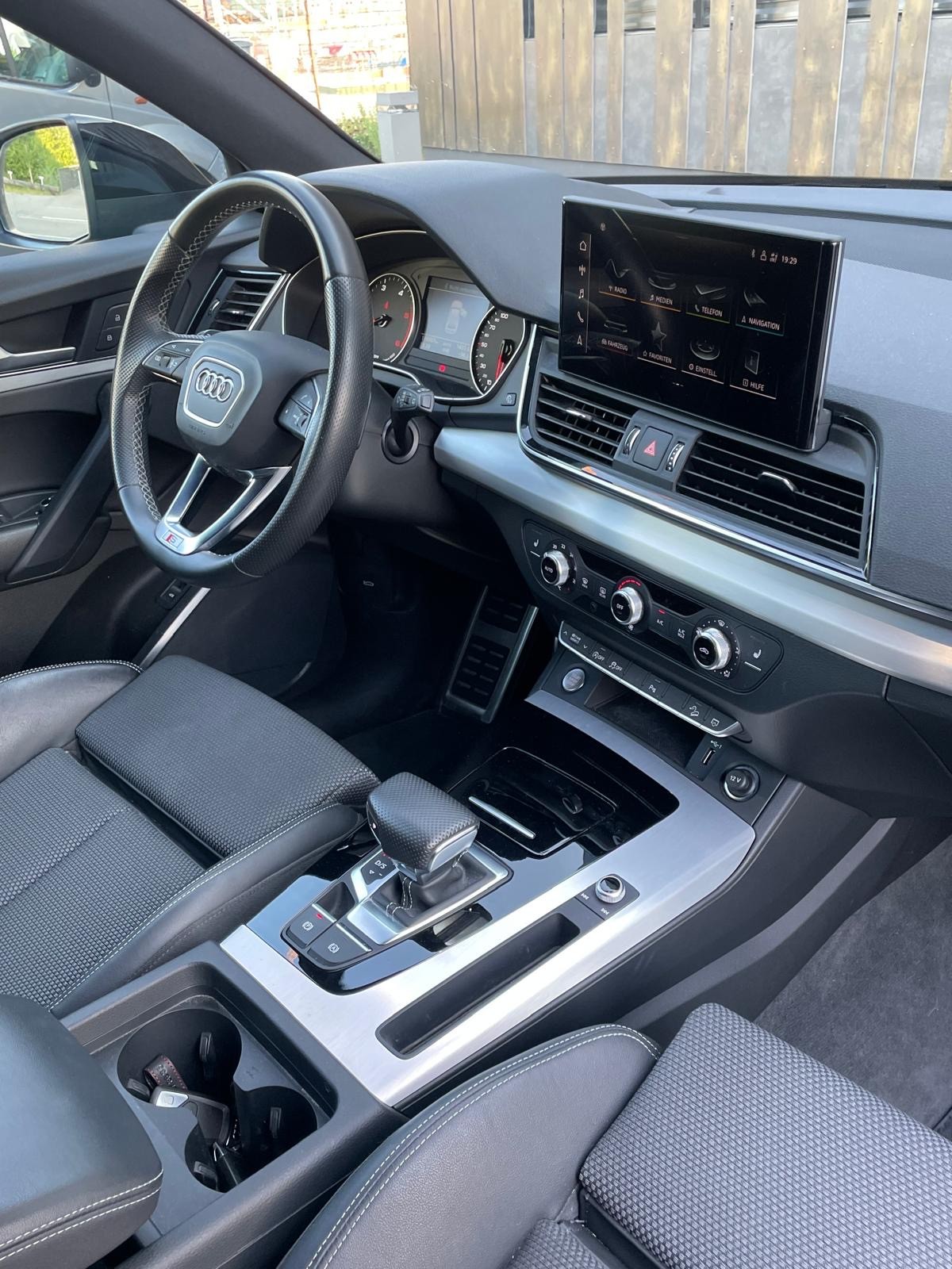 AUDI Q5 Sportback 40 TDI S line quattro S-tronic-image-25