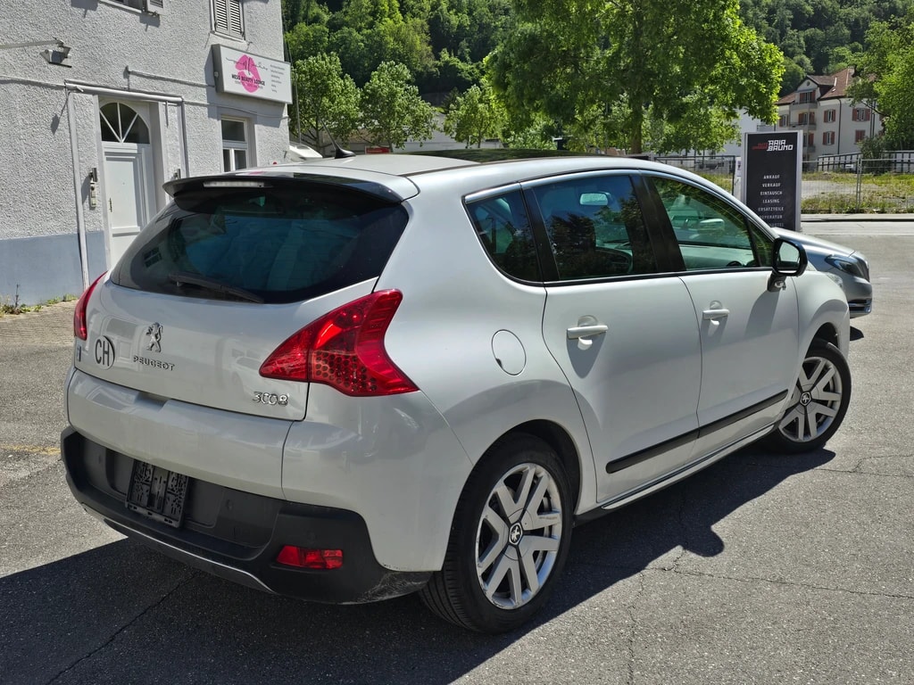 PEUGEOT 3008 HYbrid4 2.0 HDI EGS6-image-4