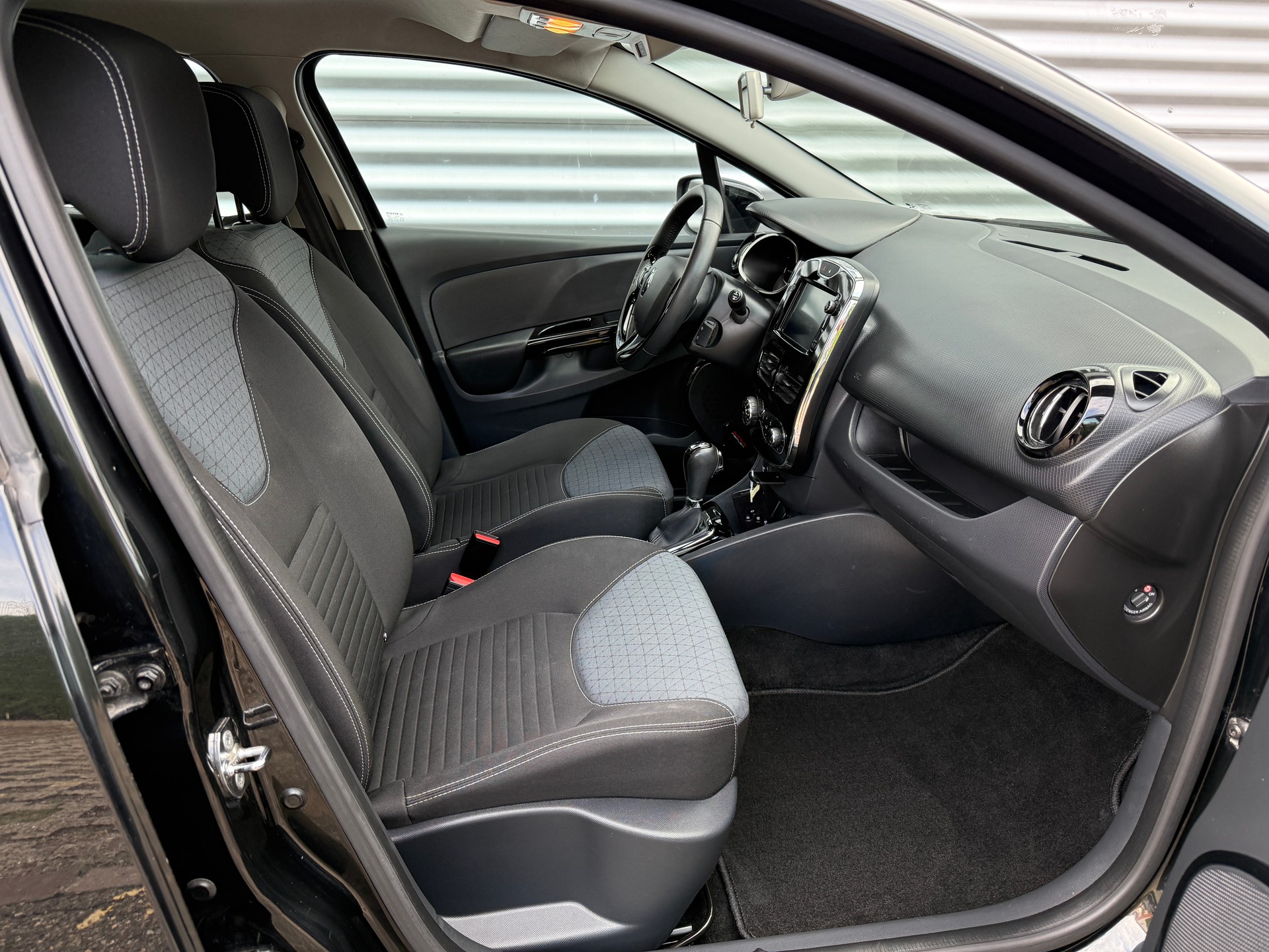 RENAULT Clio 1.2 16V T Swiss Edition EDC-image-7