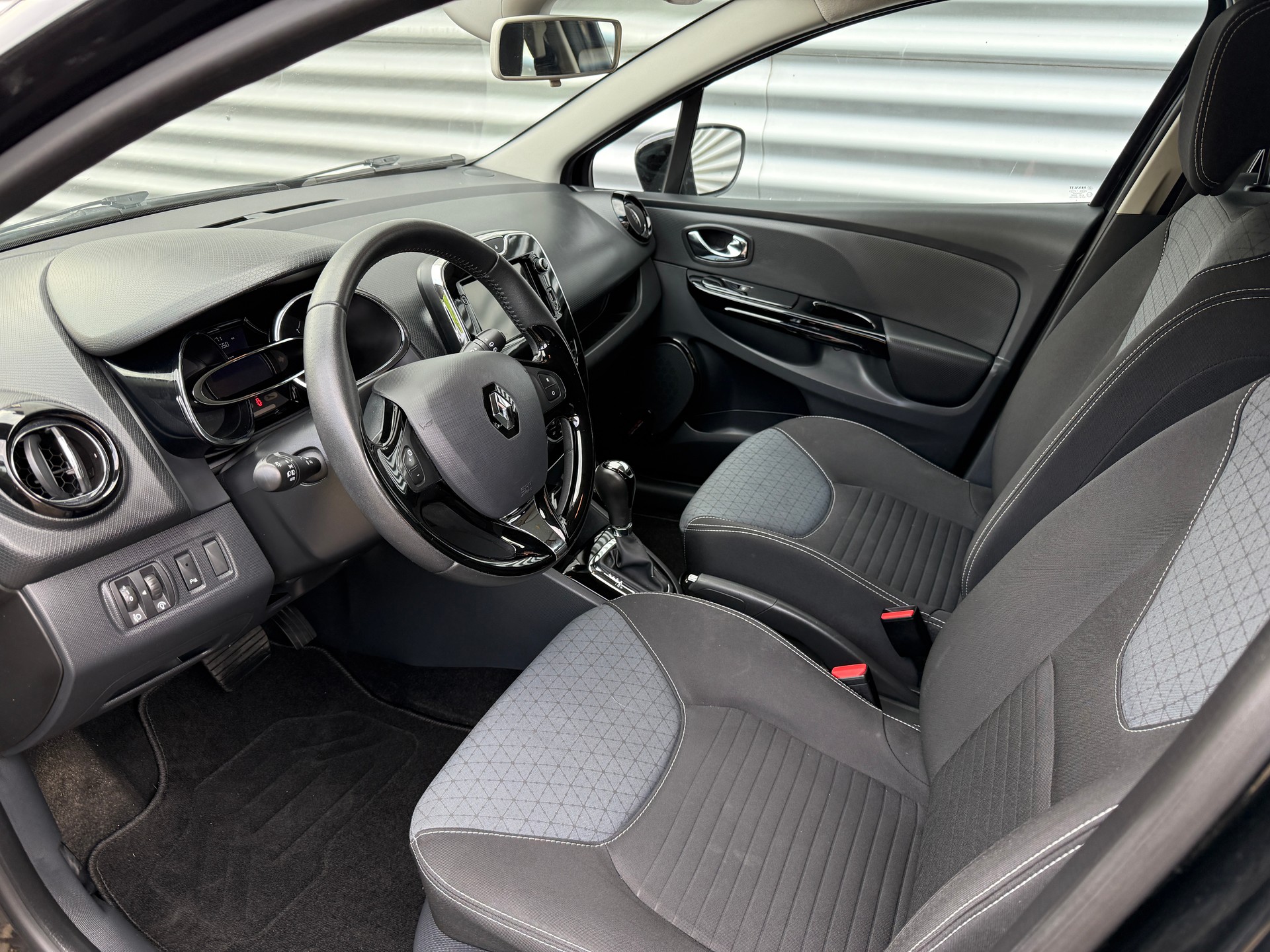 RENAULT Clio 1.2 16V T Swiss Edition EDC-image-15