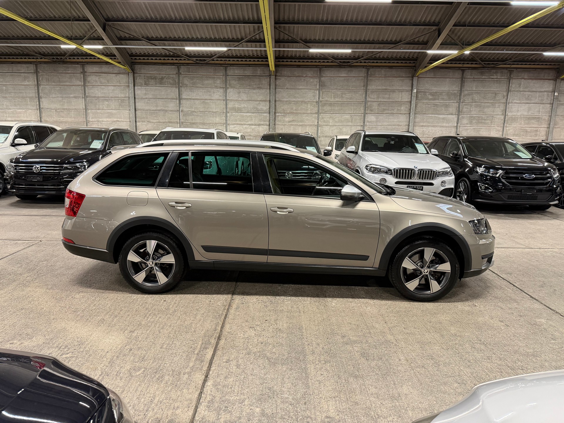 SKODA Octavia Combi 1.8 TSI Scout 4x4 DSG-image-2