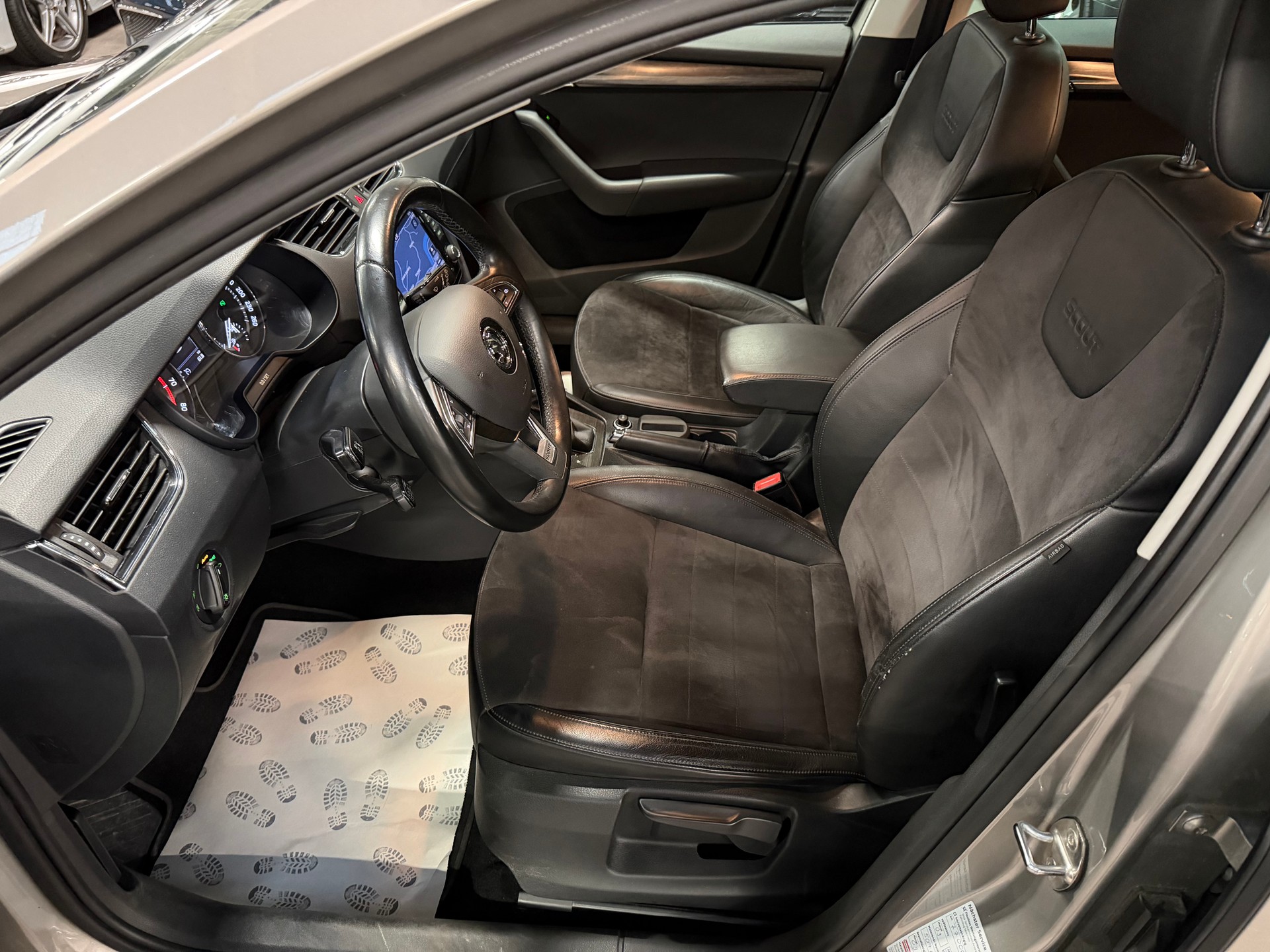SKODA Octavia Combi 1.8 TSI Scout 4x4 DSG-image-12