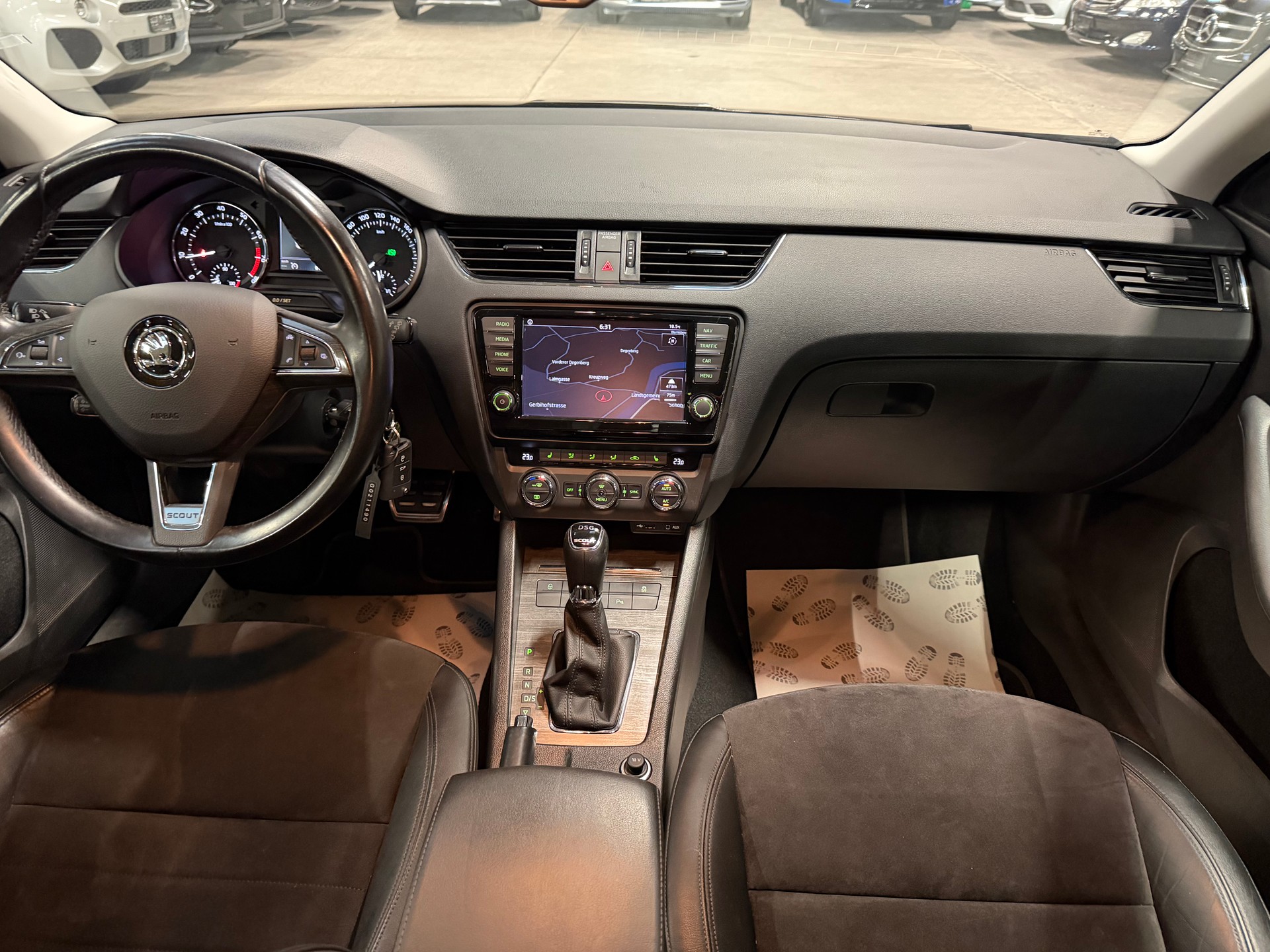 SKODA Octavia Combi 1.8 TSI Scout 4x4 DSG-image-17