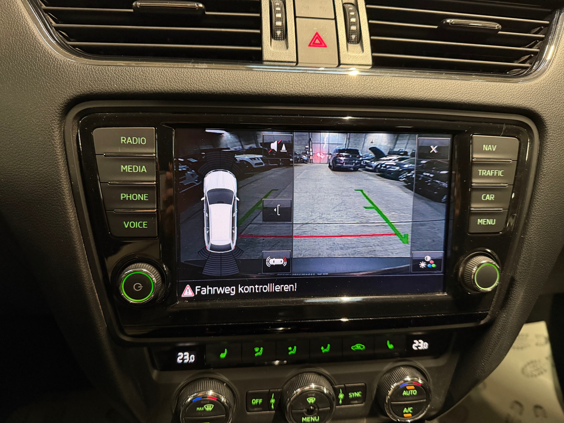 SKODA Octavia Combi 1.8 TSI Scout 4x4 DSG-image-21