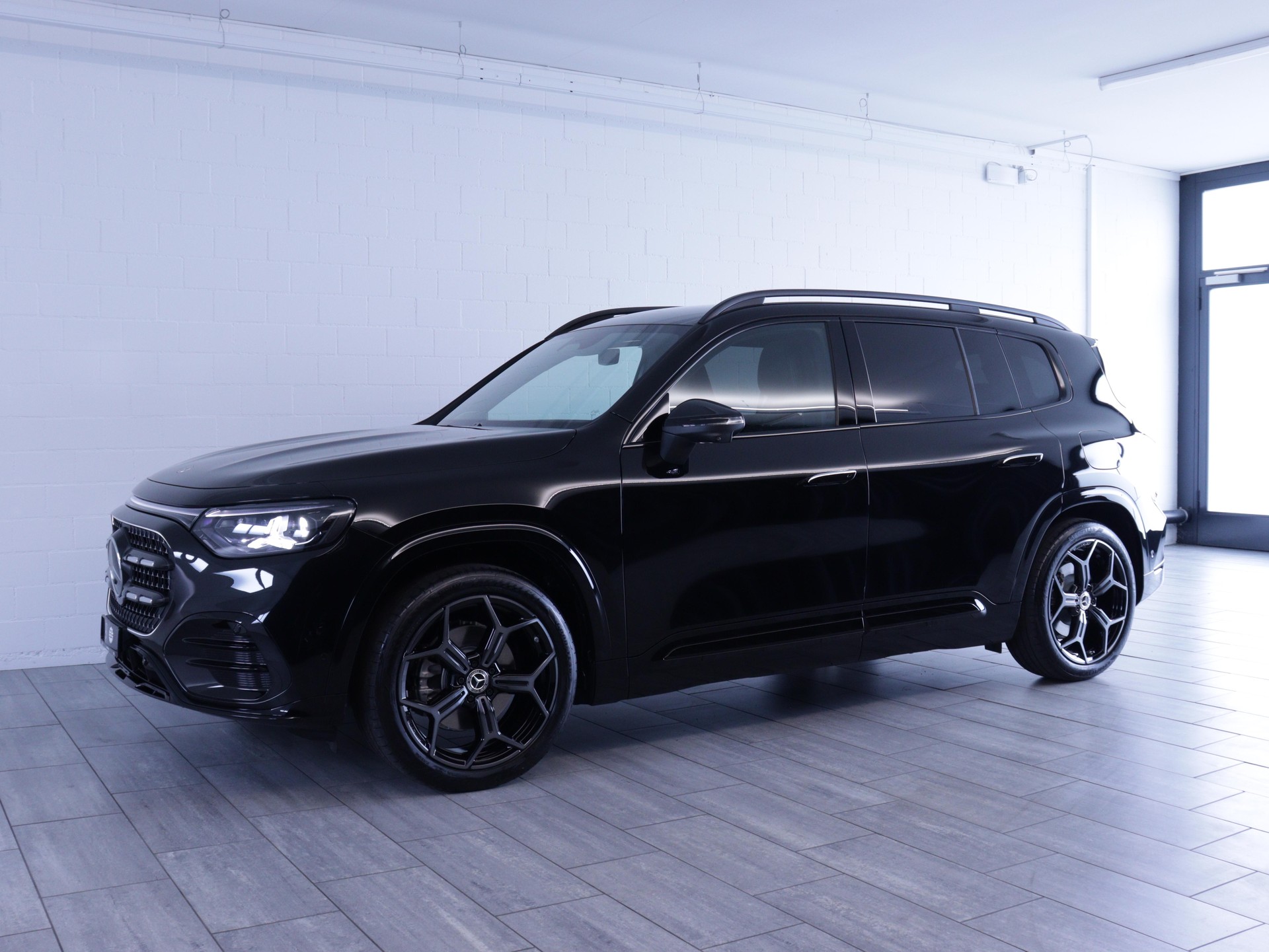 MERCEDES-BENZ GLB 220 4matic-showroom-element-1